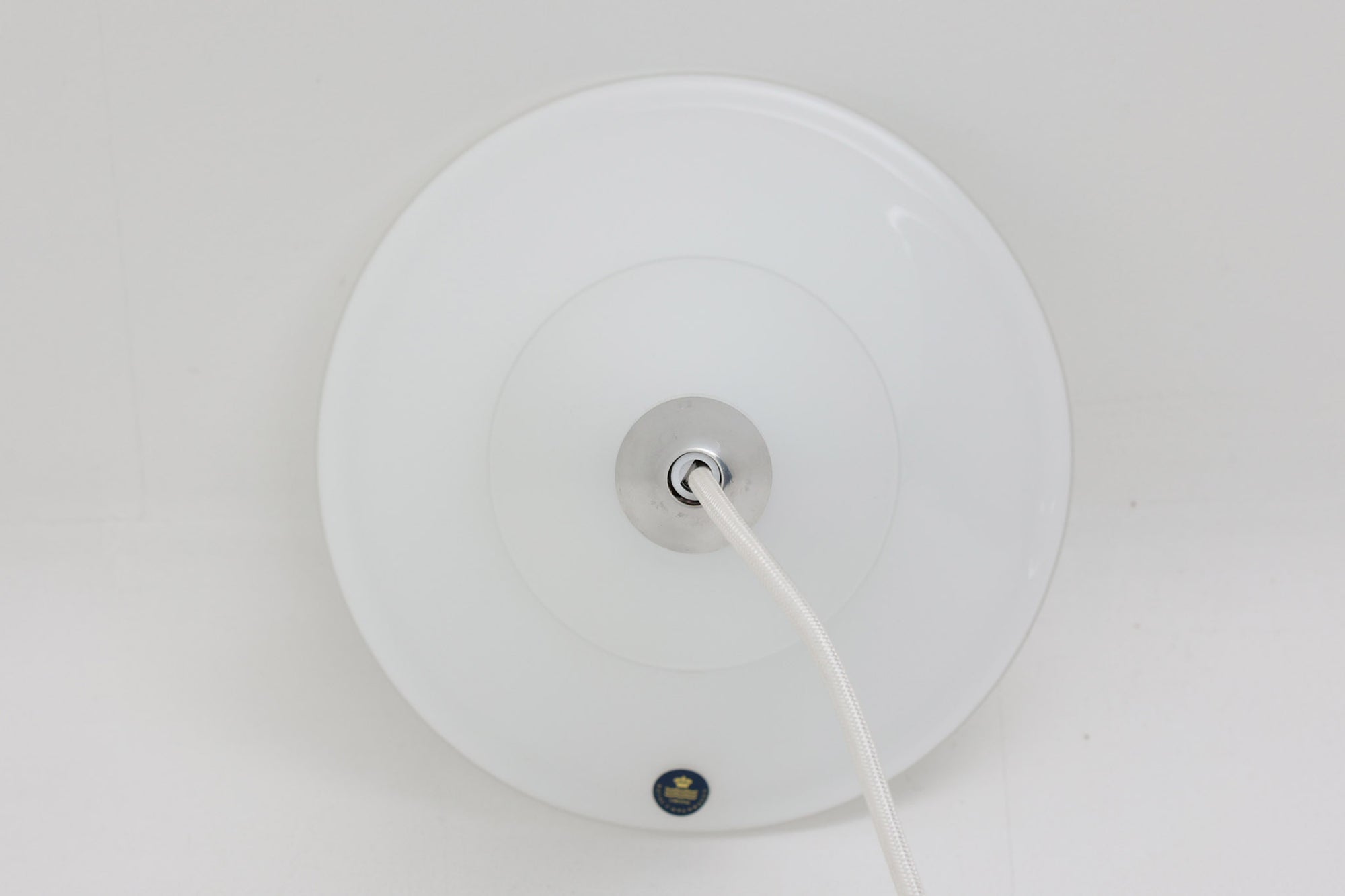 北欧より買い付けた、Royal Copenhagen(旧Holmgaard)社製ビンテージランプです。珍しい形のデザインで、天井から吊るすだけでお部屋を可愛く演出してくれそうです。