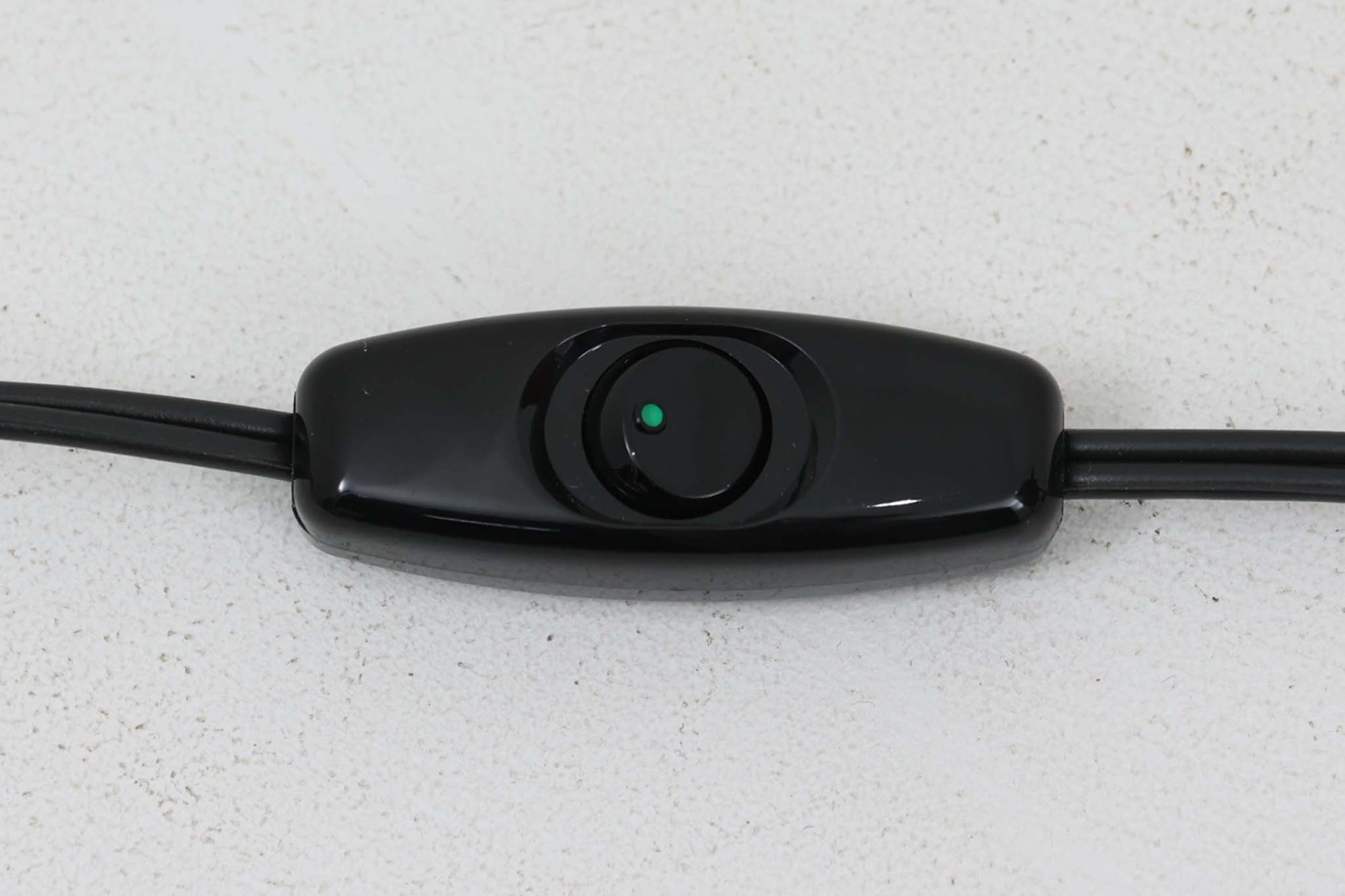 デンマークより買い付けたテーブルランプです。通称「ピアノライト」とも呼ばれるデザインで、譜面を照らすために使われていたアンティーク照明です。シェードとネックは自由に角度調整が可能で機能的。真鍮の重厚感や経年の味わいが美しく調和し、古き良き時代の魅力を堪能できる一品です。