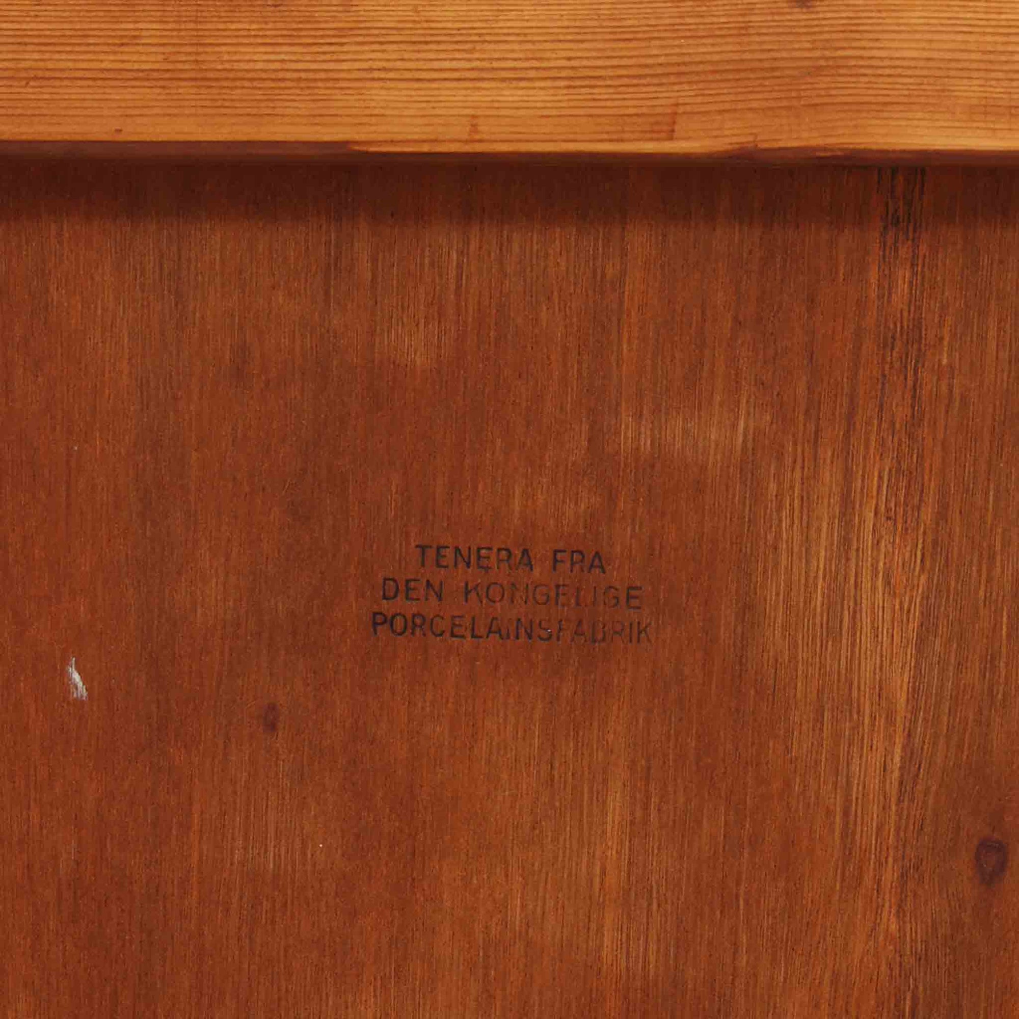 デンマークの名工Severin Hansen Jr.が手がけたHaslev社製のセンターテーブルは、希少なローズウッド材とRoyal CopenhagenのTeneraシリーズの陶板を組み合わせた贅沢な一台です。滑らかな天板に埋め込まれたタイルは深みのある釉薬と抽象的な文様が美しく、彫刻的な脚部のシャープなラインと調和し、上質な空間を演出します。奥行のあるデザインはリビングの主役として、またアートピースのようにお楽しみいただけます。