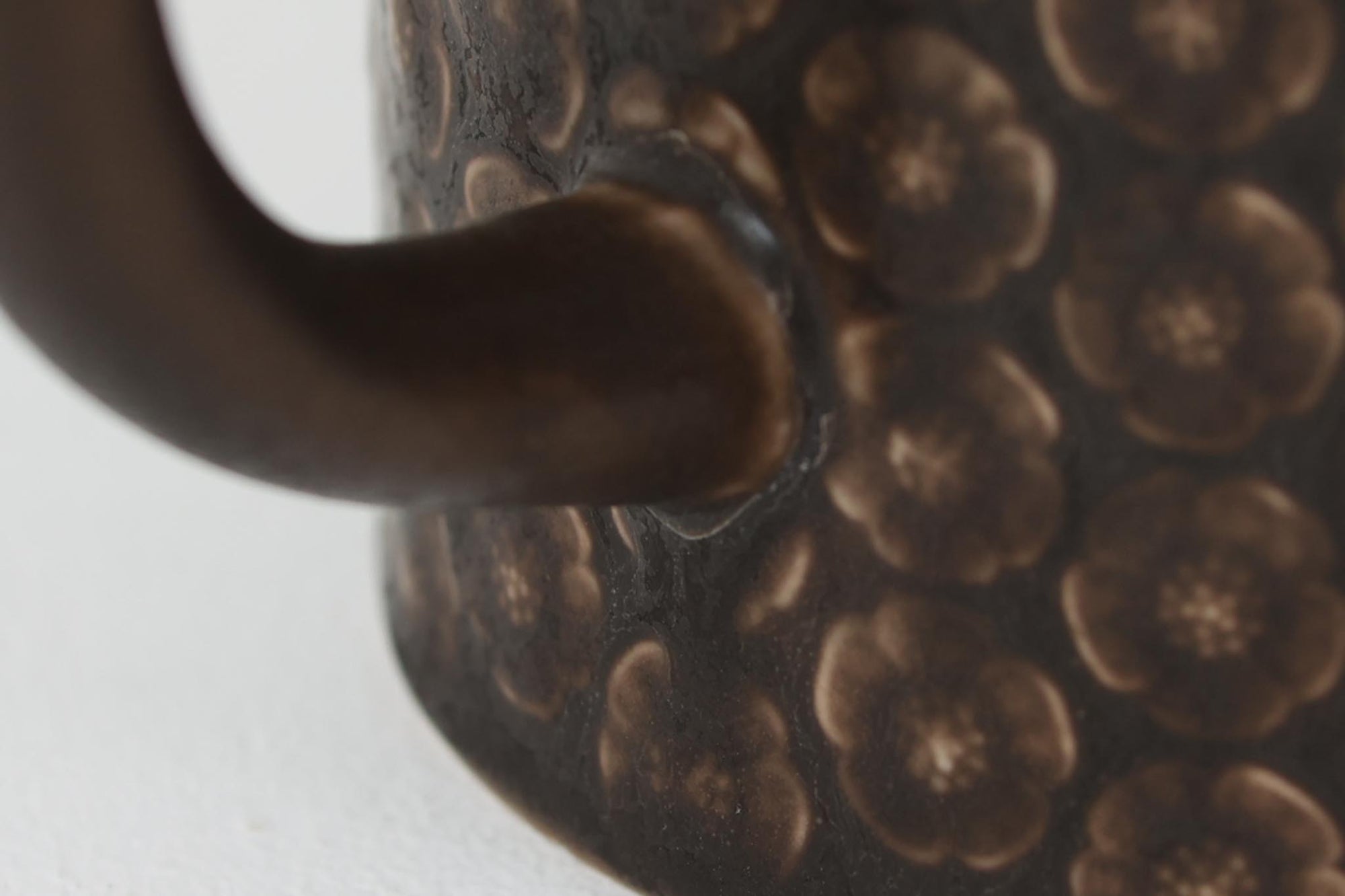 Kronjydenアズール、ブラウンカラーの水差しです。1957年にKronjydenから制作が始まったシリーズは、その後Nissen、Bing&amp;Grondahlと引き継がれ長く愛されたシリーズとなりました。デンマークではスウェーデンやフィンランドの陶器メーカーと並んで今でも非常に人気のある商品となります。