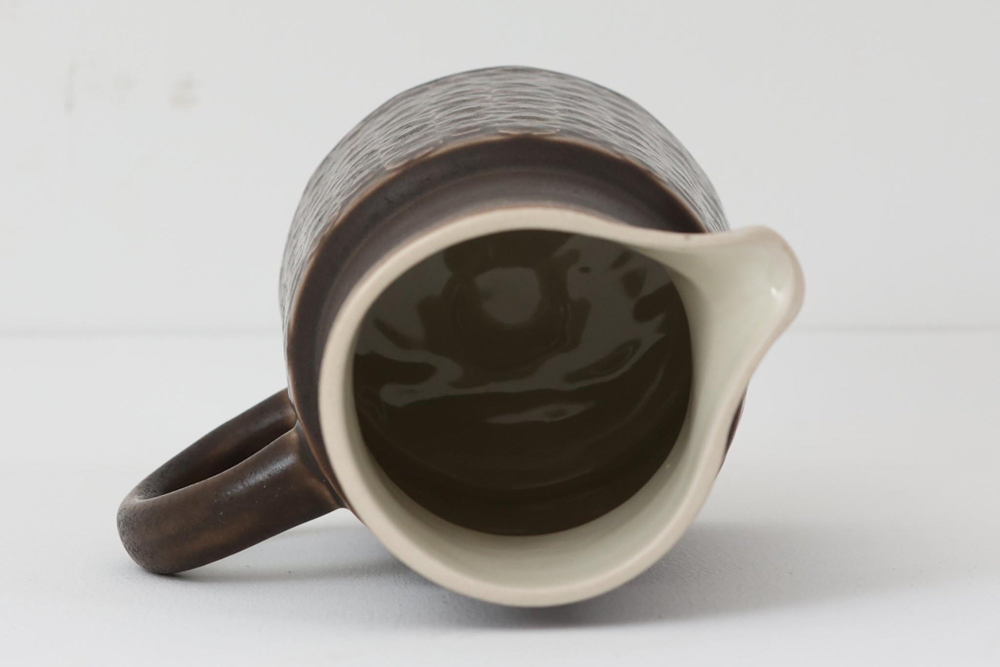 Kronjydenアズール、ブラウンカラーの水差しです。1957年にKronjydenから制作が始まったシリーズは、その後Nissen、Bing&amp;Grondahlと引き継がれ長く愛されたシリーズとなりました。デンマークではスウェーデンやフィンランドの陶器メーカーと並んで今でも非常に人気のある商品となります。