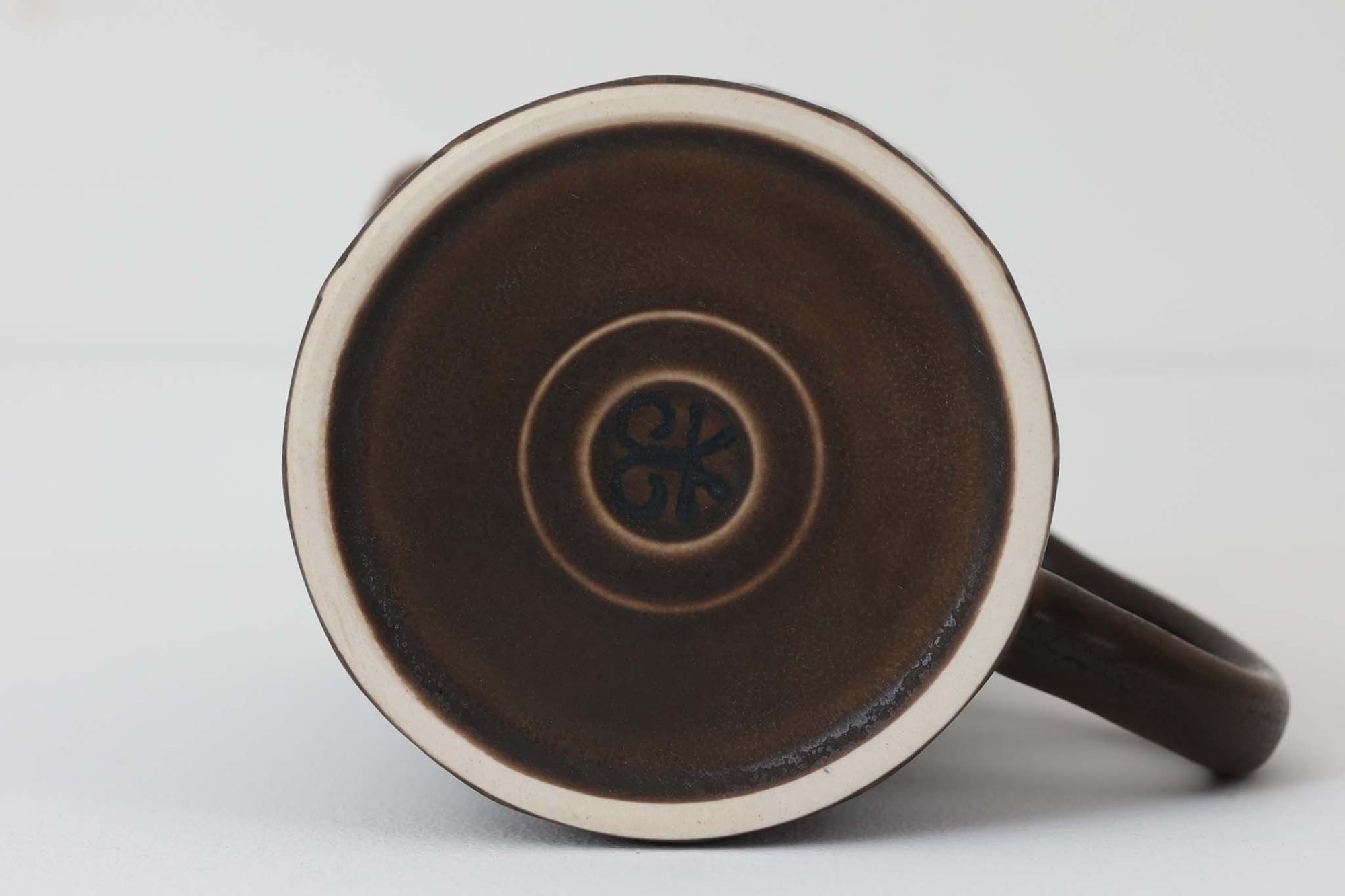 Kronjydenアズール、ブラウンカラーの水差しです。1957年にKronjydenから制作が始まったシリーズは、その後Nissen、Bing&amp;Grondahlと引き継がれ長く愛されたシリーズとなりました。デンマークではスウェーデンやフィンランドの陶器メーカーと並んで今でも非常に人気のある商品となります。