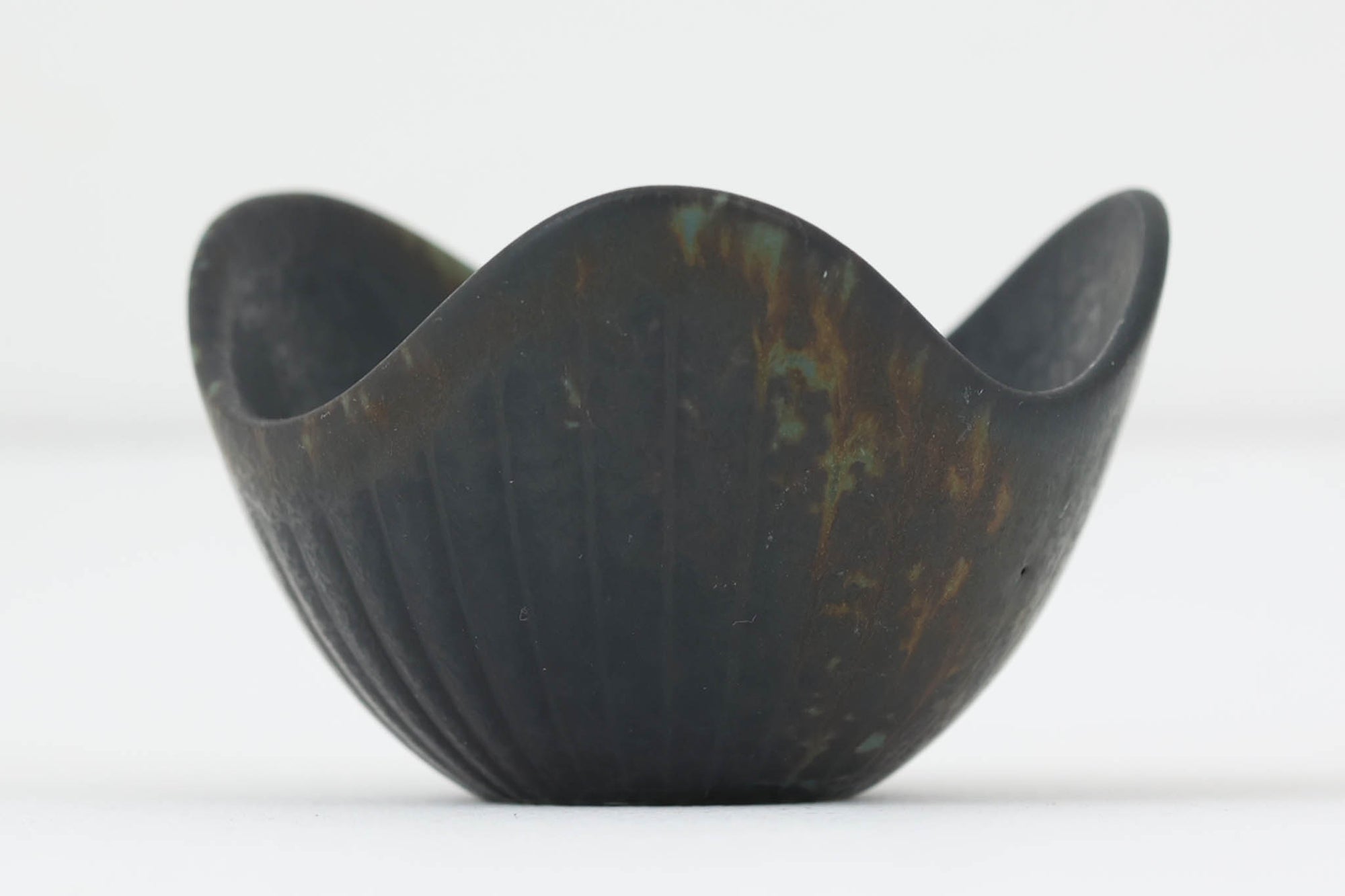 フィンランド人で彫刻家の父と、デンマーク人で陶芸家の母の元に育つGunnar Nylundはデンマークで建築を学んだ後、Bing&Grondahl窯、スウェーデンRorstrand窯に就業し、多くの作品を生み出しています。彼の作品は独特な流線型と釉薬が特徴で世界中で重宝されています。