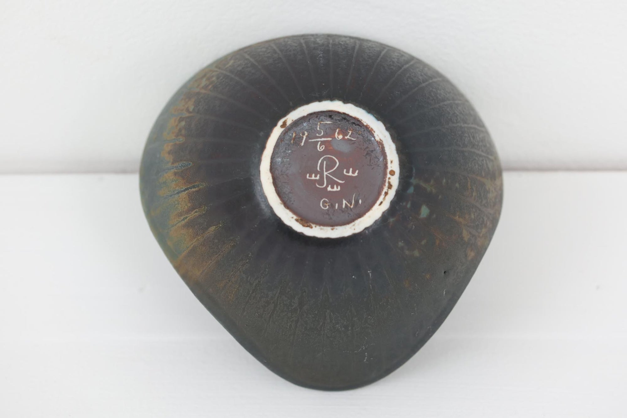 フィンランド人で彫刻家の父と、デンマーク人で陶芸家の母の元に育つGunnar Nylundはデンマークで建築を学んだ後、Bing&amp;Grondahl窯、スウェーデンRorstrand窯に就業し、多くの作品を生み出しています。彼の作品は独特な流線型と釉薬が特徴で世界中で重宝されています。