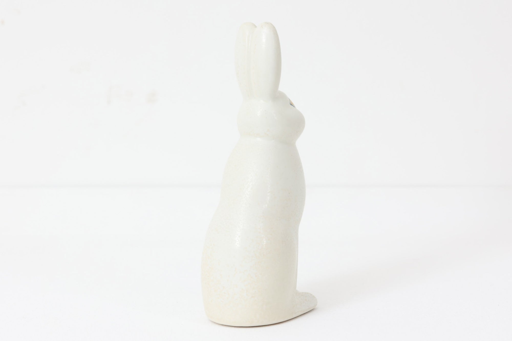 Lisa Larson、SKANSENシリーズのウサギです。SKANSENはストックホルムの動物園で、このウサギのほかに北欧に縁のあるさまざまな動物がモチーフにされています。初期の製造は1977年、今は別のセラミックスタジオで復刻がされていますが、こちらは彼女がリンドベリと共にGUSTAVSBERGに在籍していたときの製品になります。