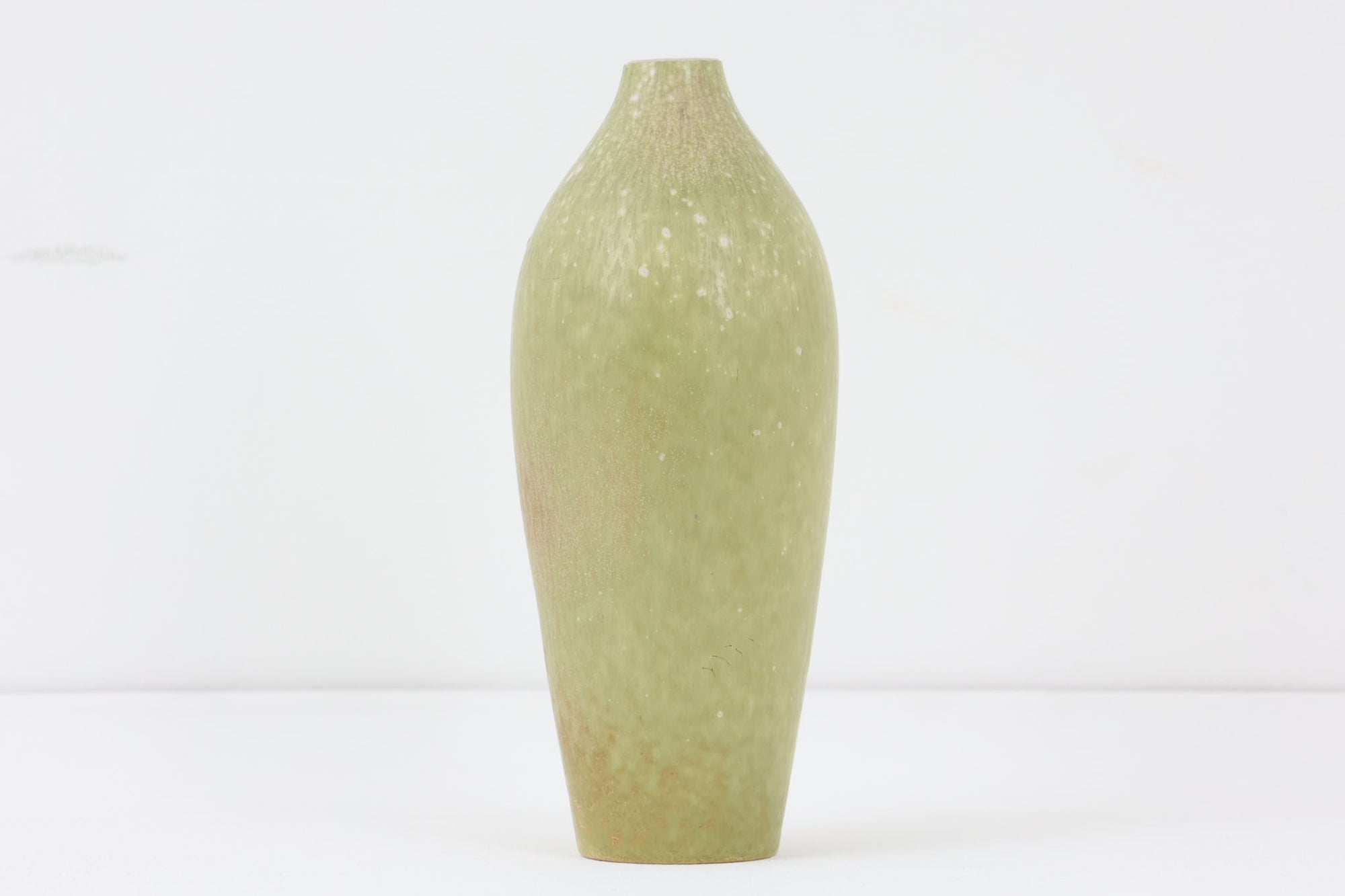 フィンランド人で彫刻家の父と、デンマーク人で陶芸家の母の元に育つGunnar Nylundはデンマークで建築を学んだ後、Bing&Grondahl窯、スウェーデンRorstrand窯に就業し、多くの作品を生み出しています。彼の作品は独特な流線型と釉薬が特徴で世界中で重宝されています。