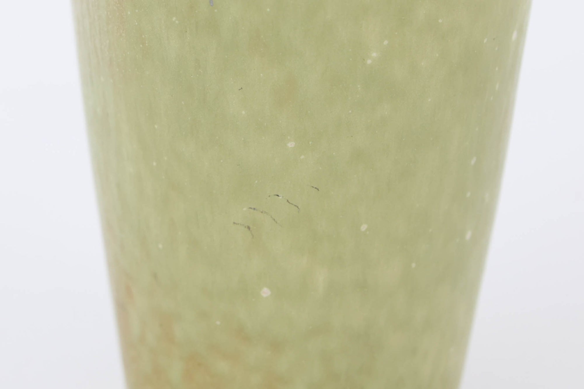 フィンランド人で彫刻家の父と、デンマーク人で陶芸家の母の元に育つGunnar Nylundはデンマークで建築を学んだ後、Bing&amp;Grondahl窯、スウェーデンRorstrand窯に就業し、多くの作品を生み出しています。彼の作品は独特な流線型と釉薬が特徴で世界中で重宝されています。