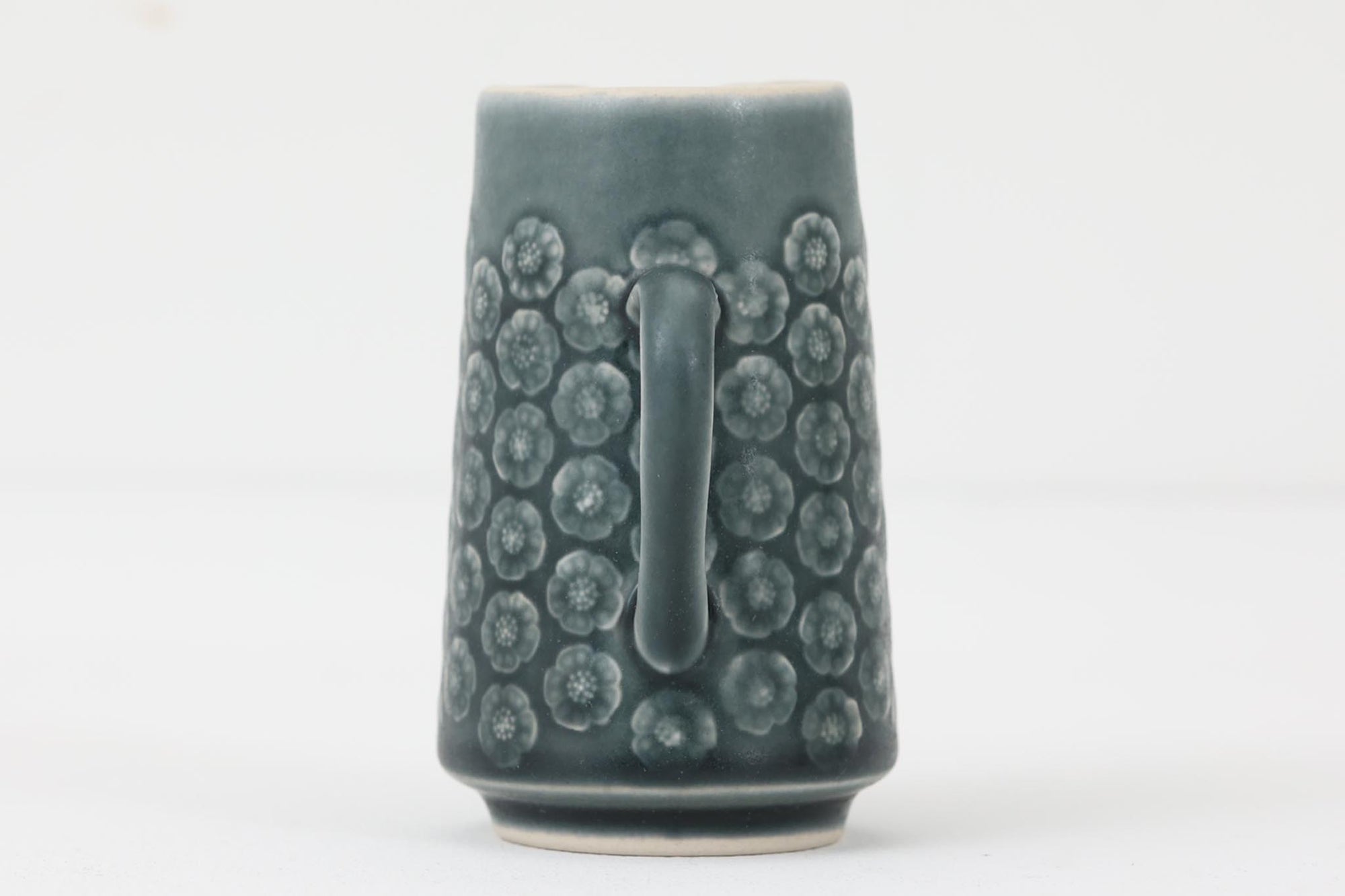 Kronjydenアズール、ブルーカラーのクリーマーです。1957年にKronjydenから制作が始まったシリーズは、その後Nissen、Bing&amp;Grondahlと引き継がれ長く愛されたシリーズとなりました。デンマークではスウェーデンやフィンランドの陶器メーカーと並んで今でも非常に人気のある商品となります。