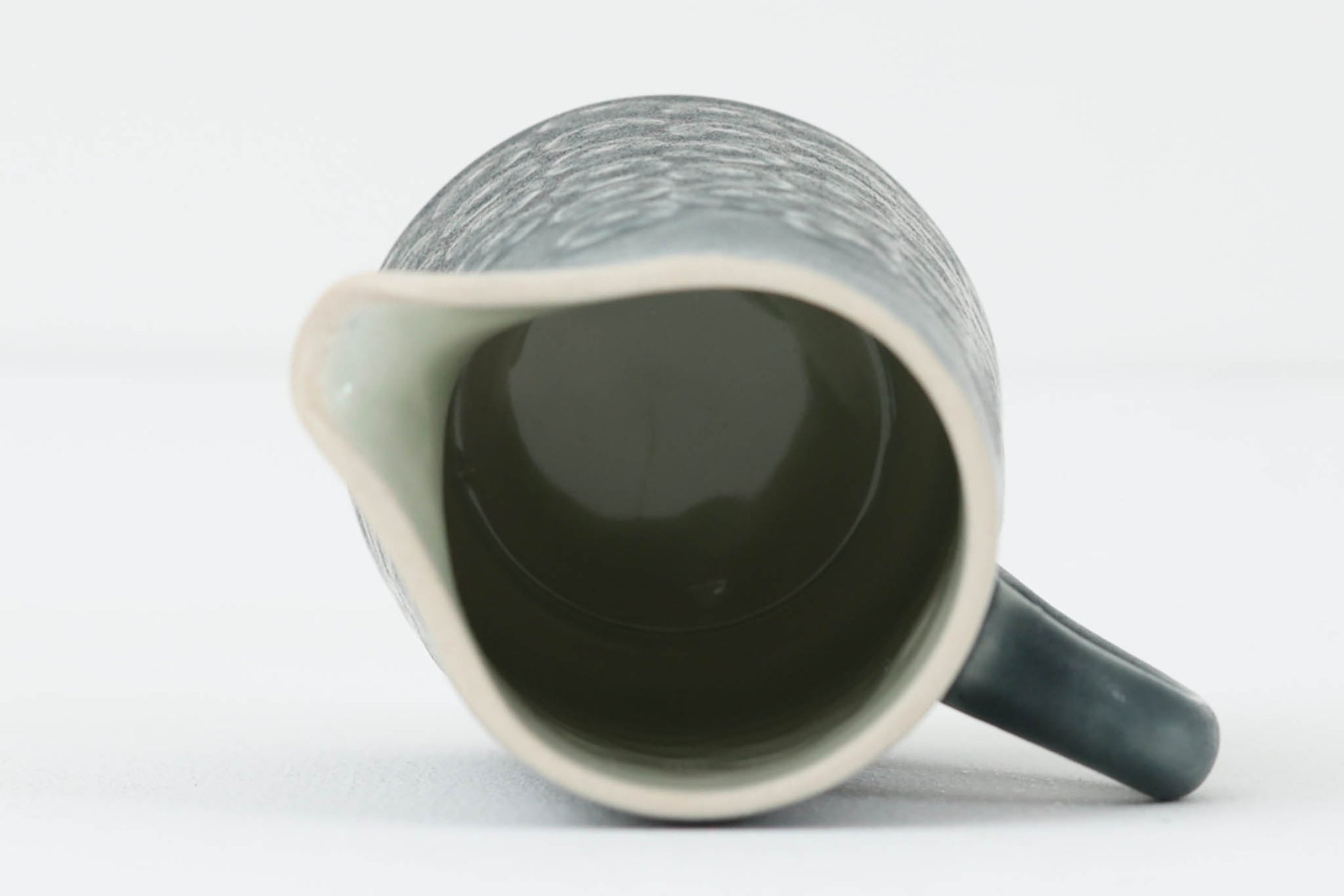 Kronjydenアズール、ブルーカラーのクリーマーです。1957年にKronjydenから制作が始まったシリーズは、その後Nissen、Bing&amp;Grondahlと引き継がれ長く愛されたシリーズとなりました。デンマークではスウェーデンやフィンランドの陶器メーカーと並んで今でも非常に人気のある商品となります。