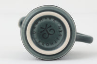 Kronjydenアズール、ブルーカラーのクリーマーです。1957年にKronjydenから制作が始まったシリーズは、その後Nissen、Bing&Grondahlと引き継がれ長く愛されたシリーズとなりました。デンマークではスウェーデンやフィンランドの陶器メーカーと並んで今でも非常に人気のある商品となります。