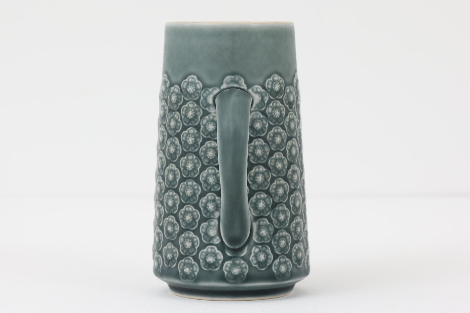 Kronjydenアズール、ブルーカラーのミルクジャグです。1957年にKronjydenから制作が始まったシリーズは、その後Nissen、Bing&amp;Grondahlと引き継がれ長く愛されたシリーズとなりました。デンマークではスウェーデンやフィンランドの陶器メーカーと並んで今でも非常に人気のある商品となります。