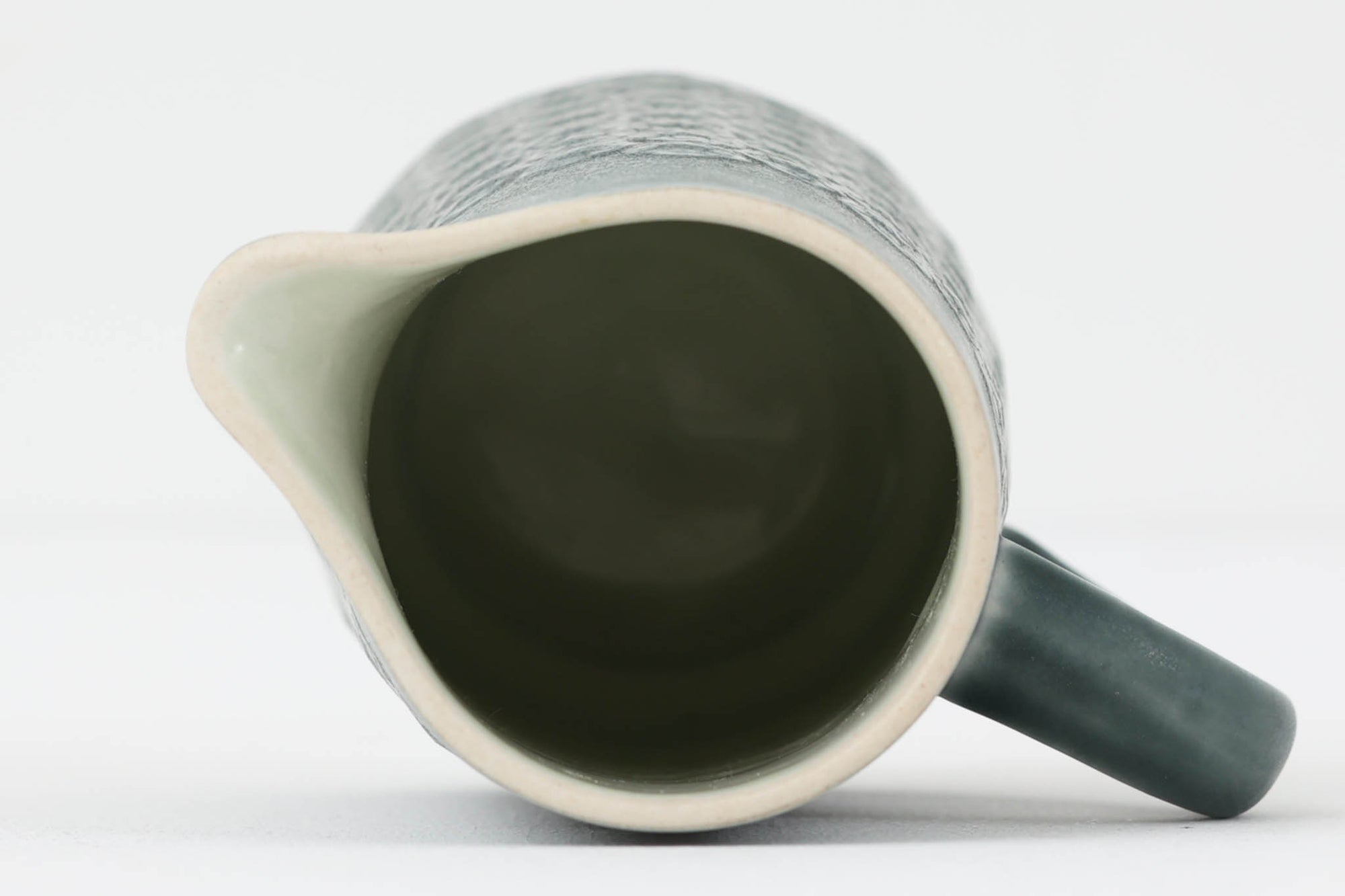 Kronjydenアズール、ブルーカラーのミルクジャグです。1957年にKronjydenから制作が始まったシリーズは、その後Nissen、Bing&amp;Grondahlと引き継がれ長く愛されたシリーズとなりました。デンマークではスウェーデンやフィンランドの陶器メーカーと並んで今でも非常に人気のある商品となります。