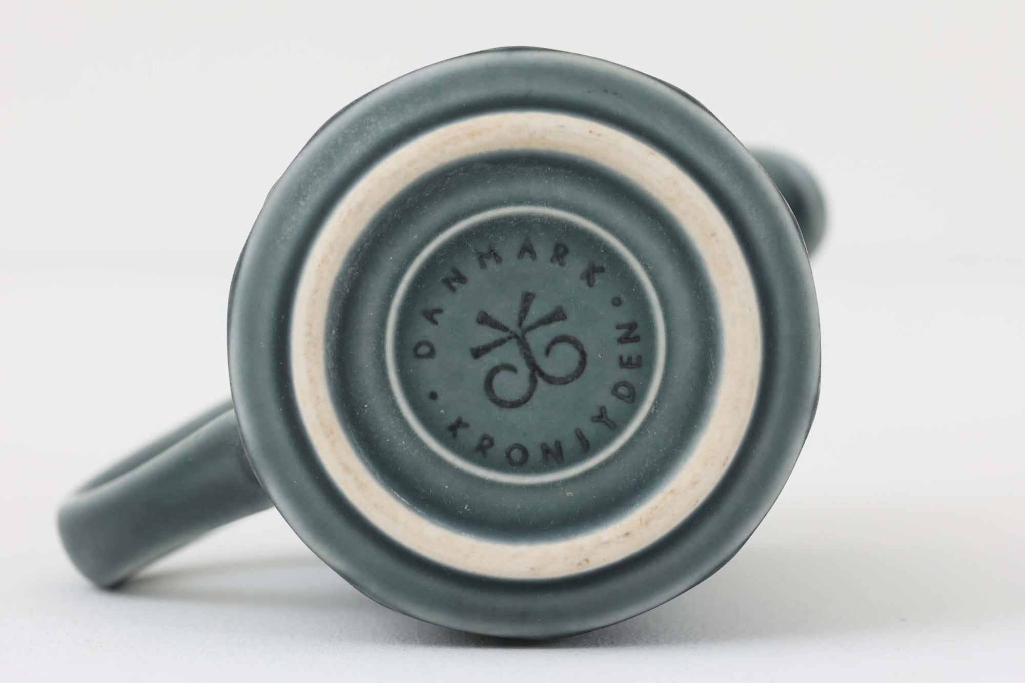 Kronjydenアズール、ブルーカラーのミルクジャグです。1957年にKronjydenから制作が始まったシリーズは、その後Nissen、Bing&amp;Grondahlと引き継がれ長く愛されたシリーズとなりました。デンマークではスウェーデンやフィンランドの陶器メーカーと並んで今でも非常に人気のある商品となります。