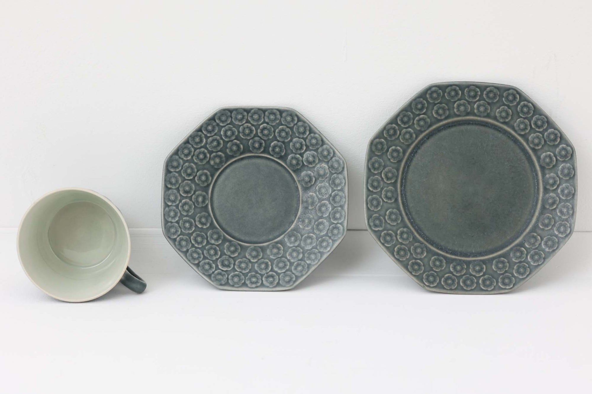 Kronjydenアズール、ブルーカラーのカップソーサーとケーキプレートのトリオです。1957年にKronjydenから制作が始まったシリーズは、その後Nissen、Bing&amp;Grondahlと引き継がれ長く愛されたシリーズとなりました。デンマークではスウェーデンやフィンランドの陶器メーカーと並んで今でも非常に人気のある商品となります。