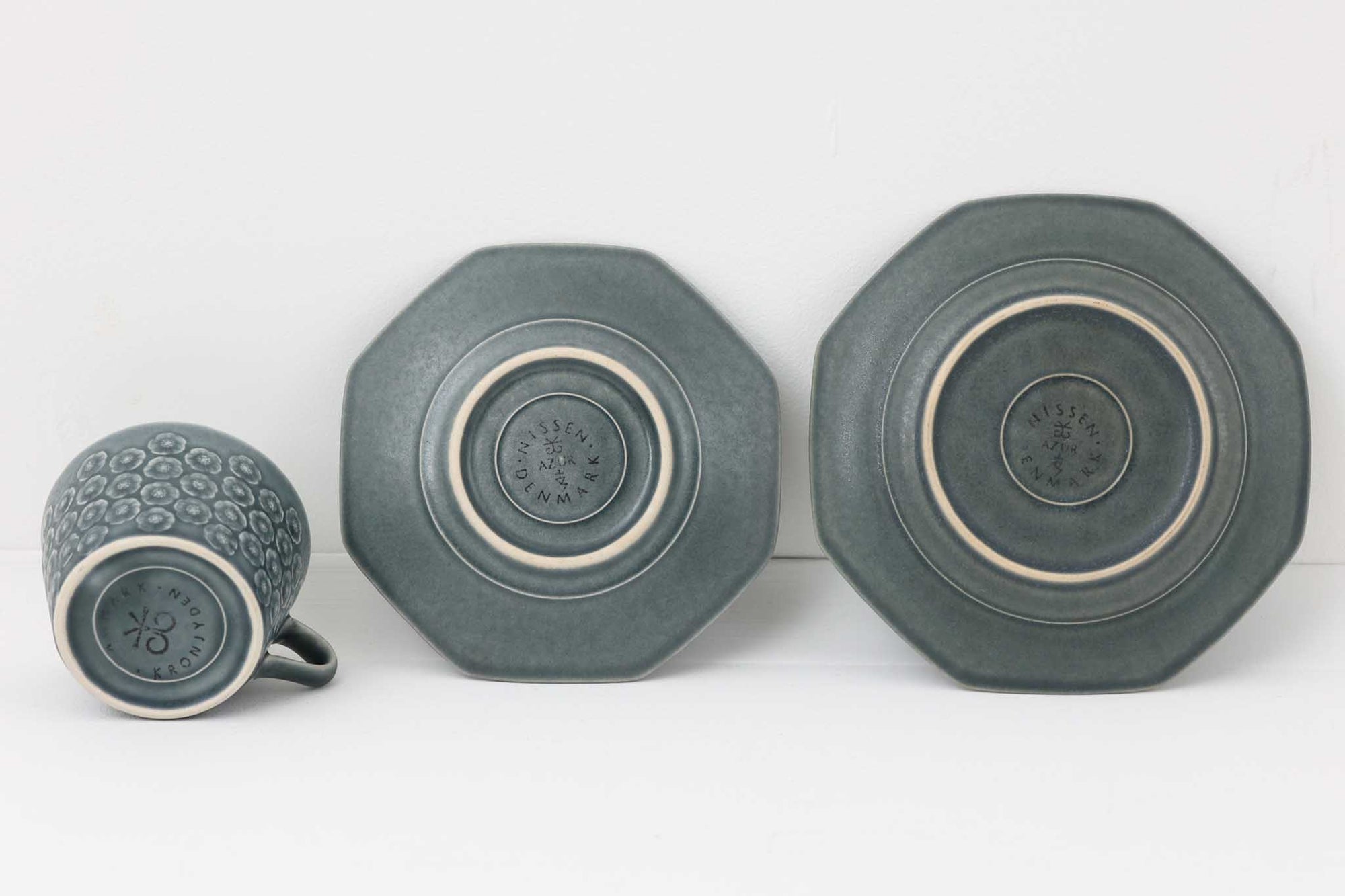 Kronjydenアズール、ブルーカラーのカップソーサーとケーキプレートのトリオです。1957年にKronjydenから制作が始まったシリーズは、その後Nissen、Bing&amp;Grondahlと引き継がれ長く愛されたシリーズとなりました。デンマークではスウェーデンやフィンランドの陶器メーカーと並んで今でも非常に人気のある商品となります。