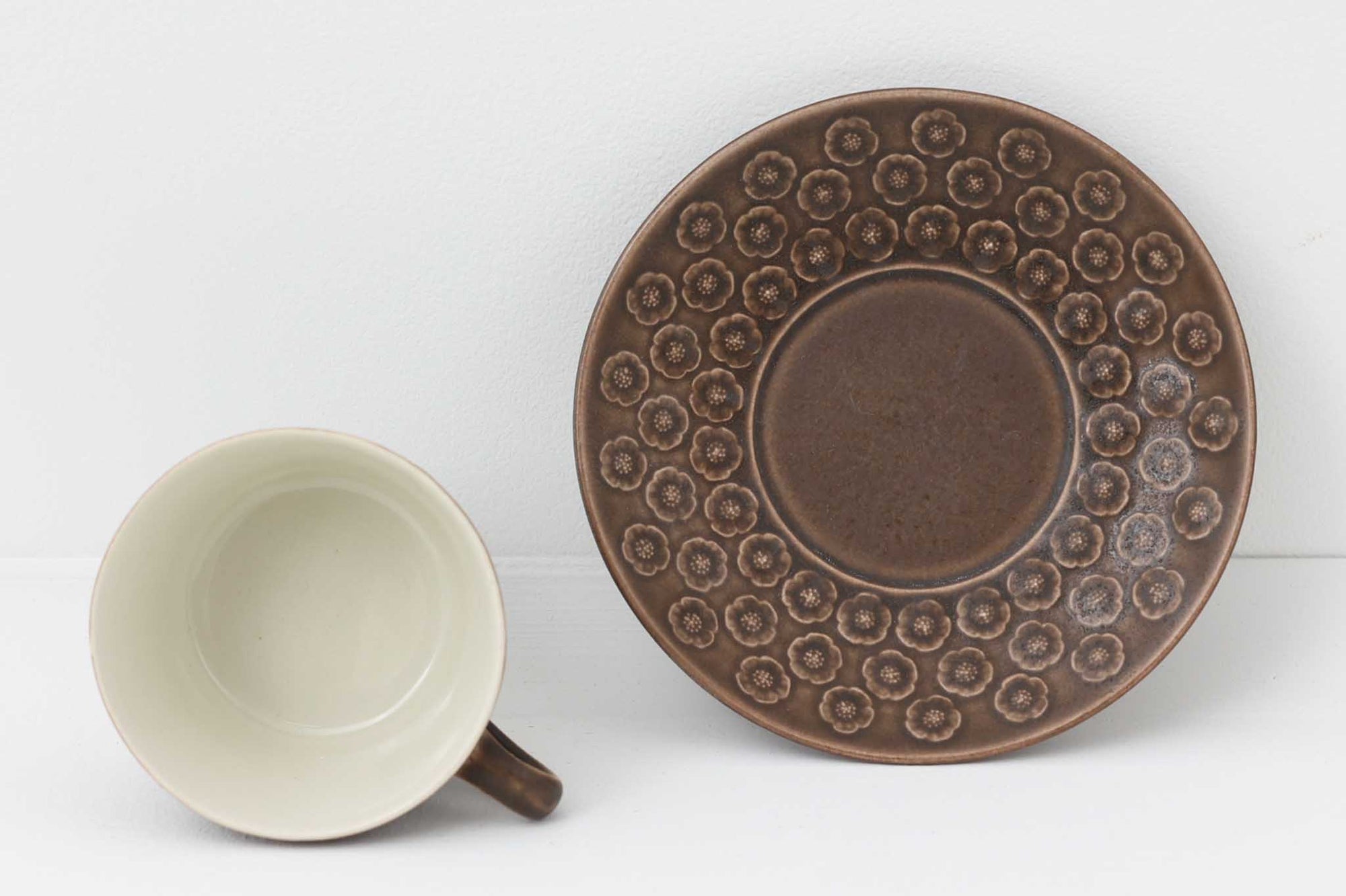 Kronjydenアズール、ブラウンカラーのカップソーサーです。1957年にKronjydenから制作が始まったシリーズは、その後Nissen、Bing&amp;Grondahlと引き継がれ長く愛されたシリーズとなりました。デンマークではスウェーデンやフィンランドの陶器メーカーと並んで今でも非常に人気のある商品となります。