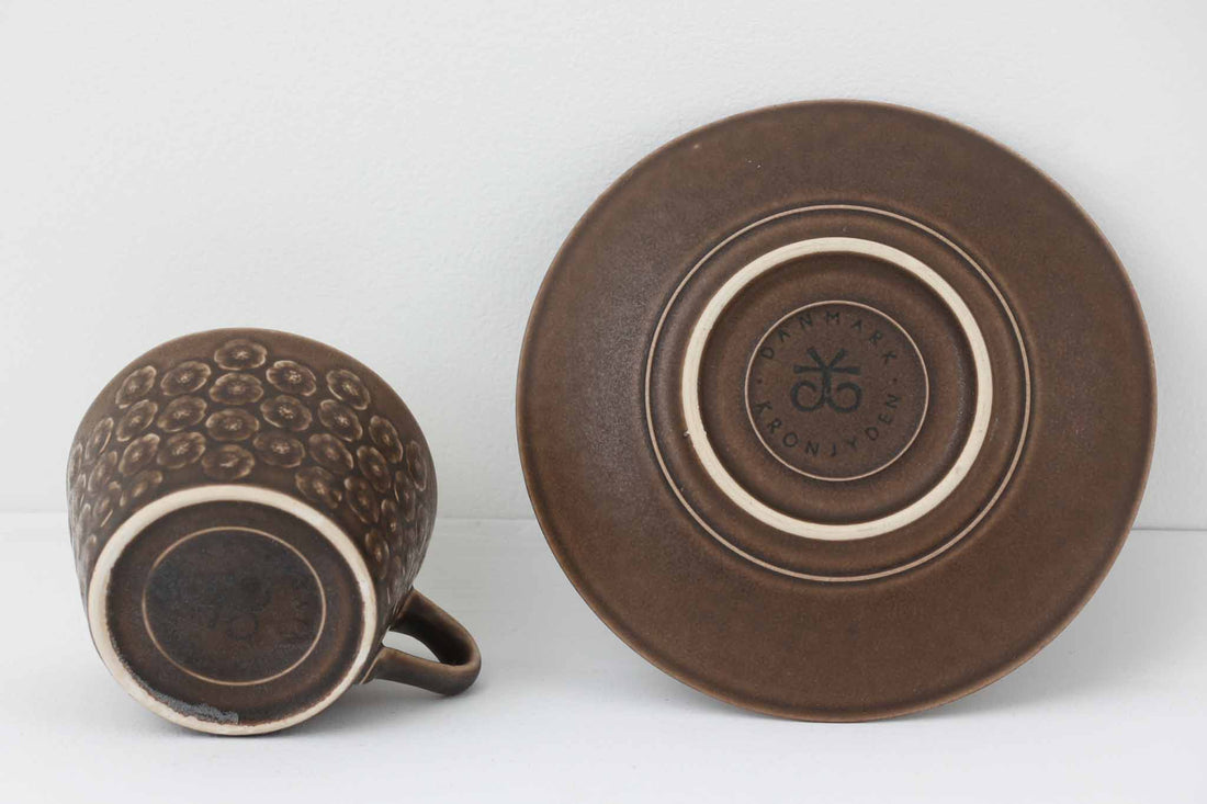 Kronjydenアズール、ブラウンカラーのカップソーサーです。1957年にKronjydenから制作が始まったシリーズは、その後Nissen、Bing&Grondahlと引き継がれ長く愛されたシリーズとなりました。デンマークではスウェーデンやフィンランドの陶器メーカーと並んで今でも非常に人気のある商品となります。