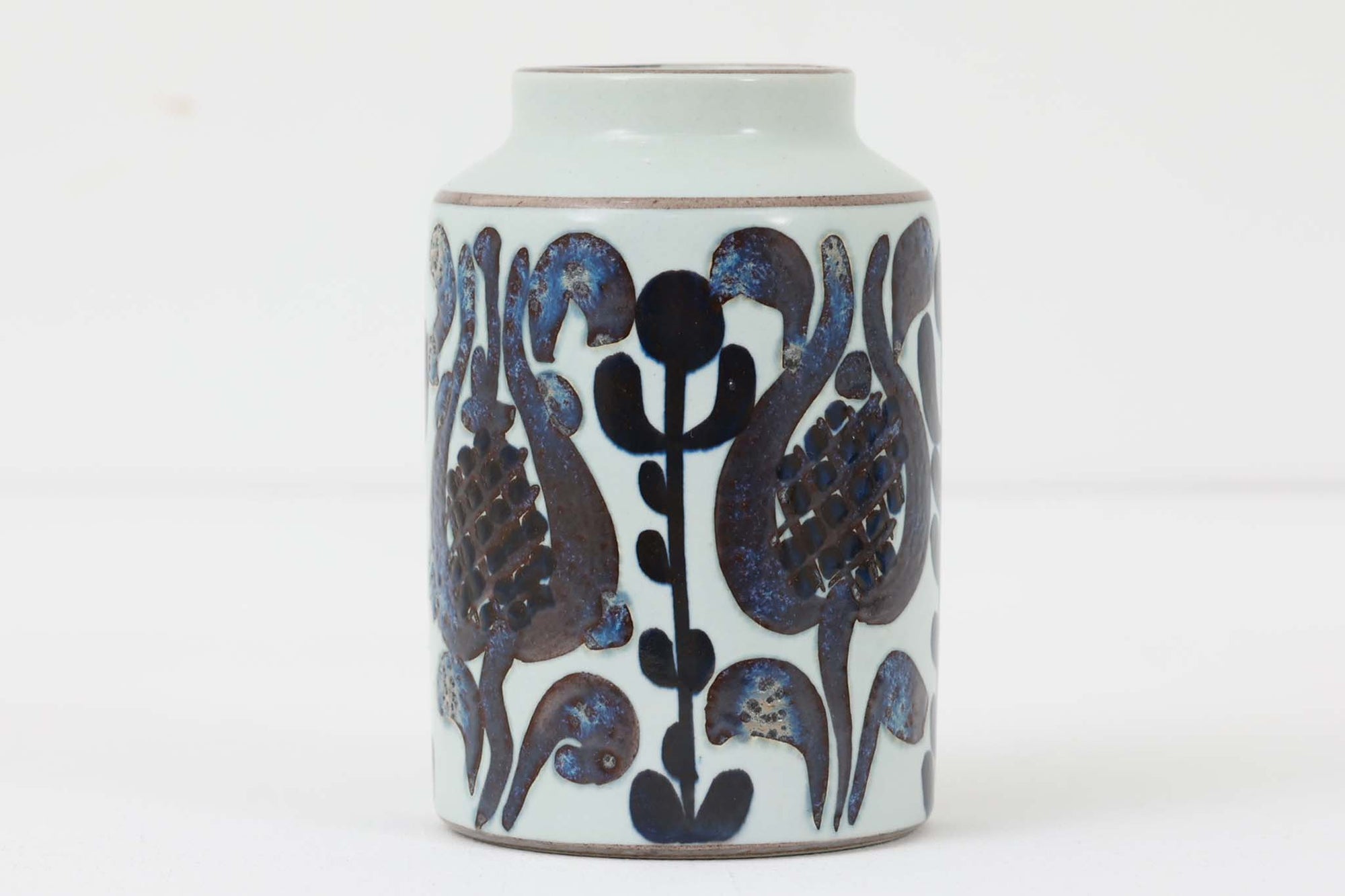 ロイヤルコペンハーゲン社製、Kari Christensenデザイン、Teneraシリーズのフラワーベースです。こちらは希少なアルミニア窯産のものになり1969年頃より前に作られたお品となります。