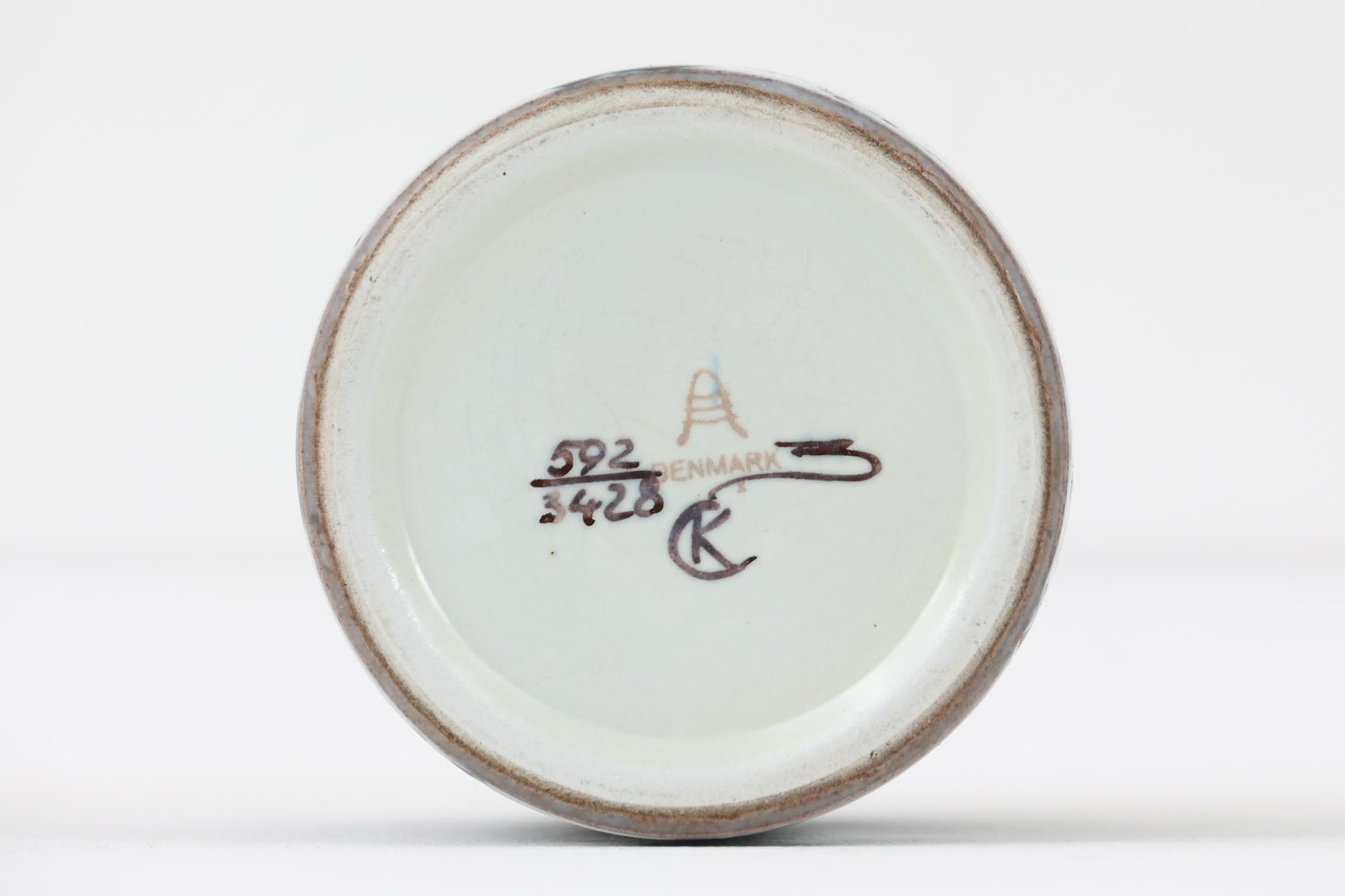 ロイヤルコペンハーゲン社製、Kari Christensenデザイン、Teneraシリーズのフラワーベースです。こちらは希少なアルミニア窯産のものになり1969年頃より前に作られたお品となります。