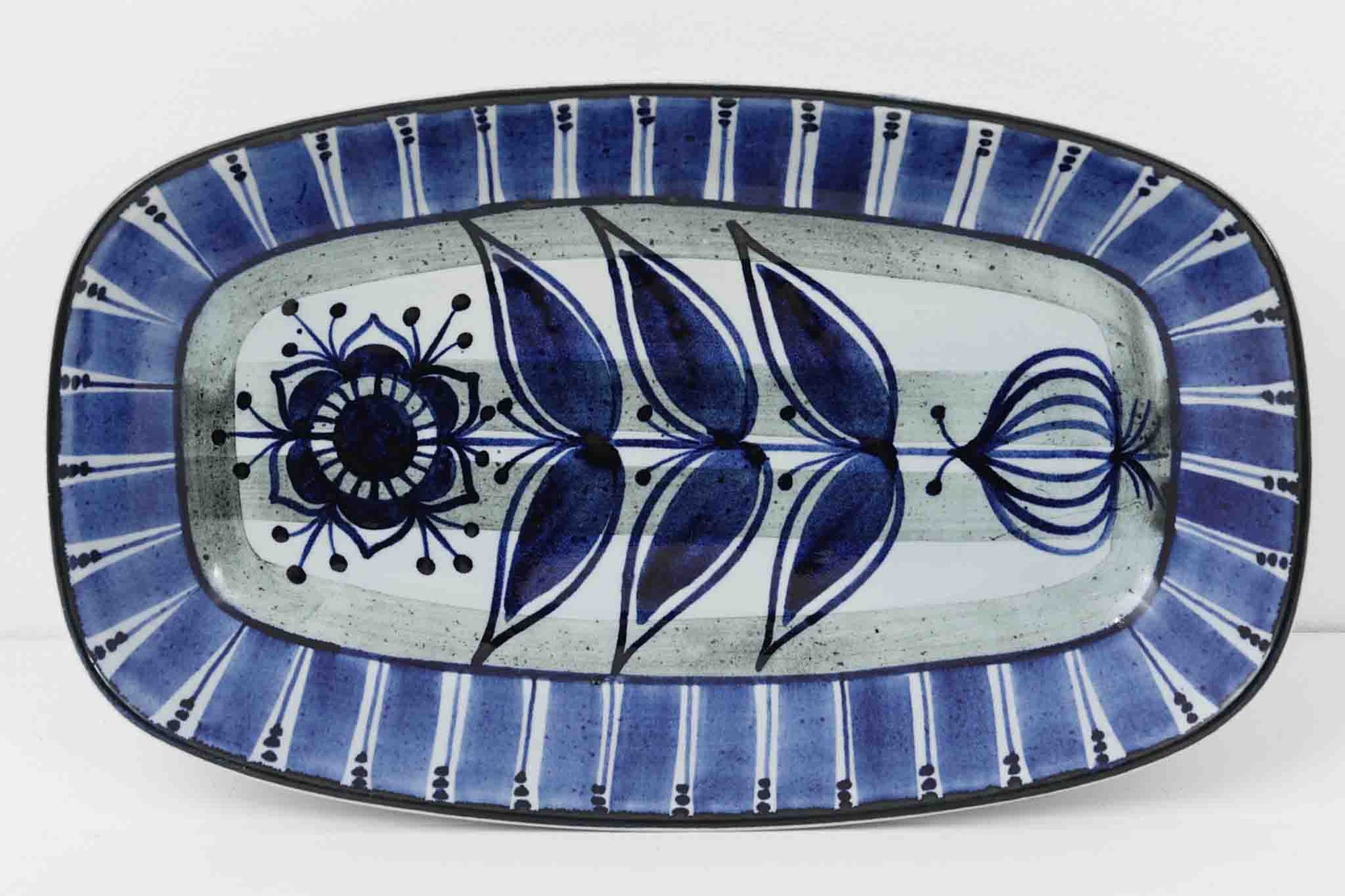 ロイヤルコペンハーゲン社製、Beth Breyenデザイン、Teneraシリーズのトレイです。こちらは希少なアルミニア窯産のものになり1969年頃より前に作られたお品となります。