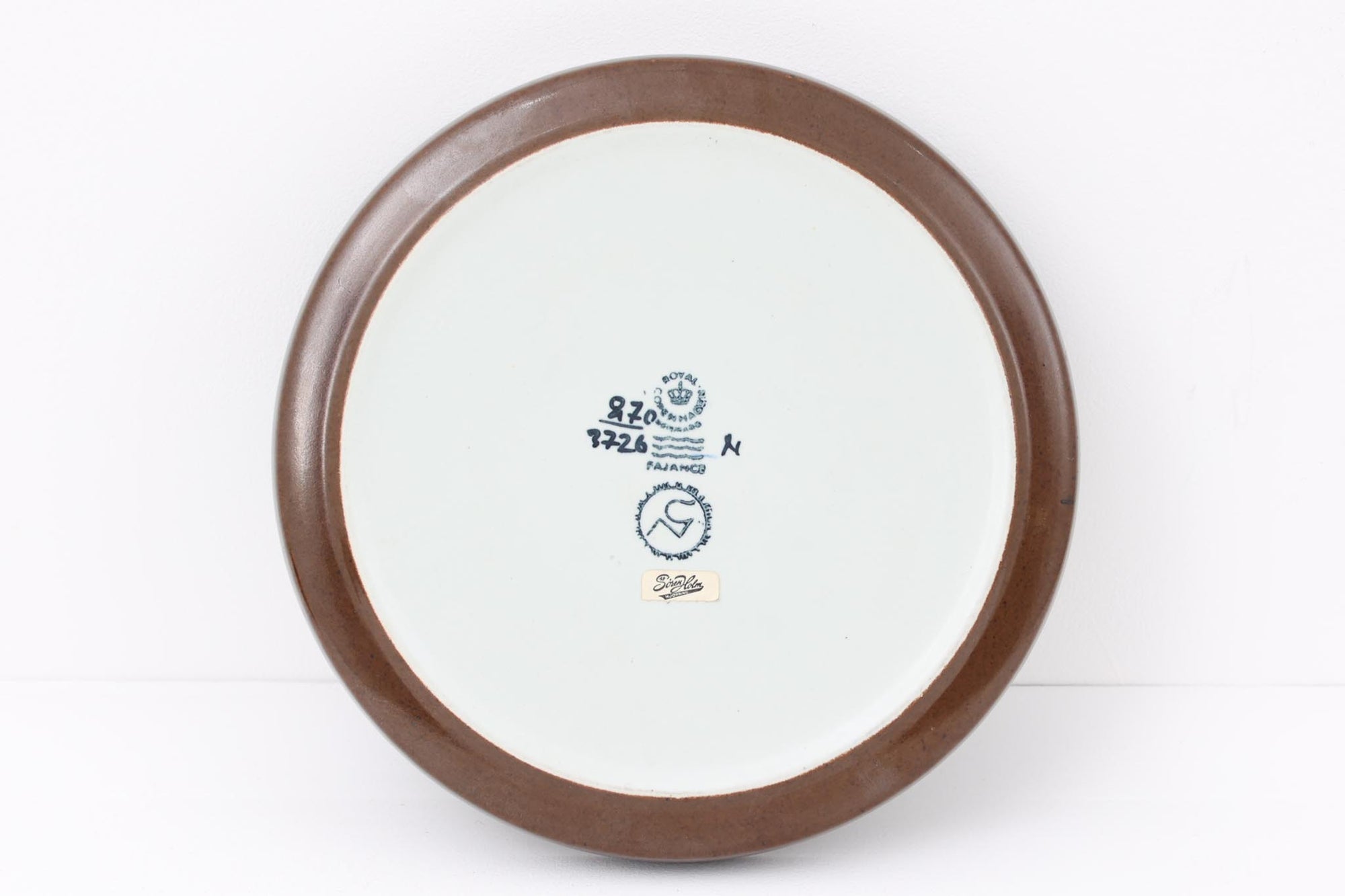 ロイヤルコペンハーゲン社製、Nils Thorssonデザイン、Bacaシリーズのラウンドトレイ25cmです。