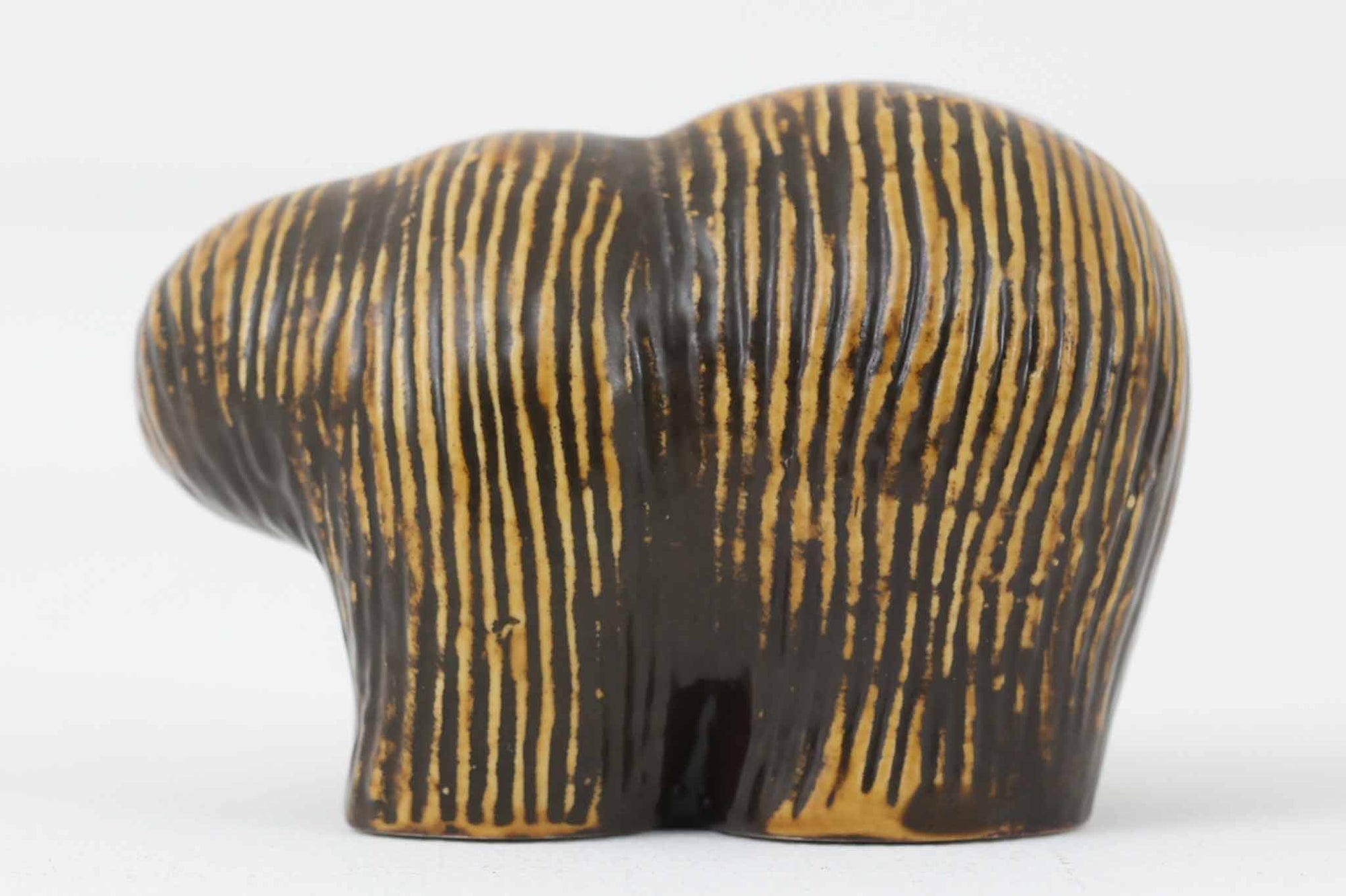 Lisa Larson、SKANSENシリーズのクマです。SKANSENはストックホルムの動物園で、このクマのほかに北欧に縁のあるさまざまな動物がモチーフにされています。1978年から製造されたお品となります。