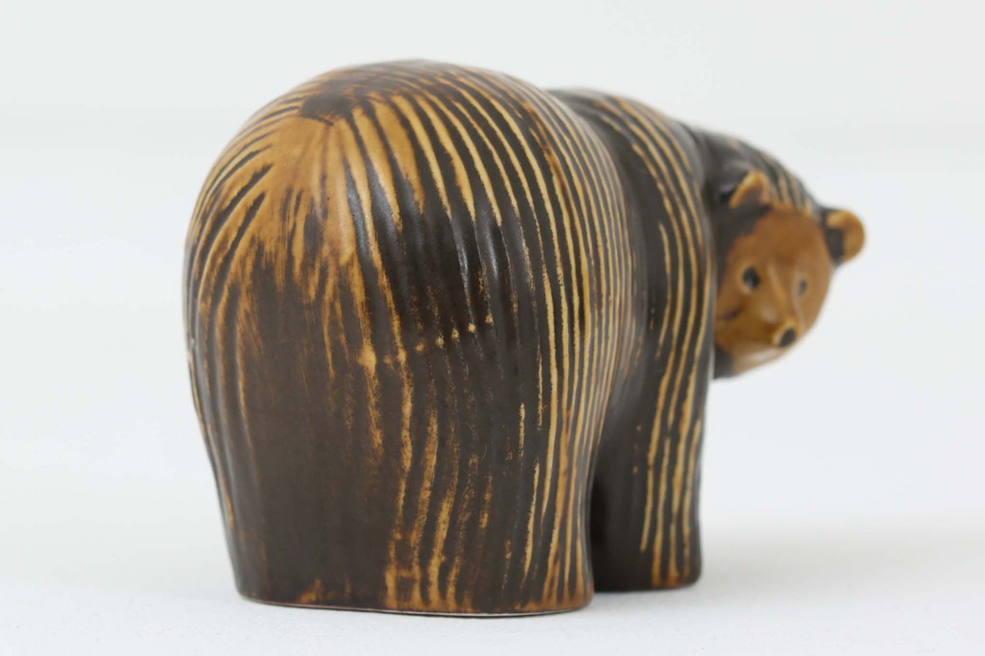 Lisa Larson、SKANSENシリーズのクマです。SKANSENはストックホルムの動物園で、このクマのほかに北欧に縁のあるさまざまな動物がモチーフにされています。1978年から製造されたお品となります。