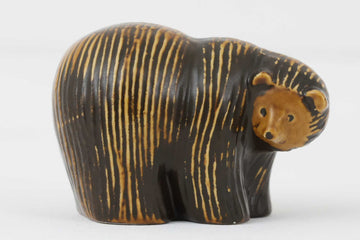 Lisa Larson、SKANSENシリーズのクマです。SKANSENはストックホルムの動物園で、このクマのほかに北欧に縁のあるさまざまな動物がモチーフにされています。1978年から製造されたお品となります。