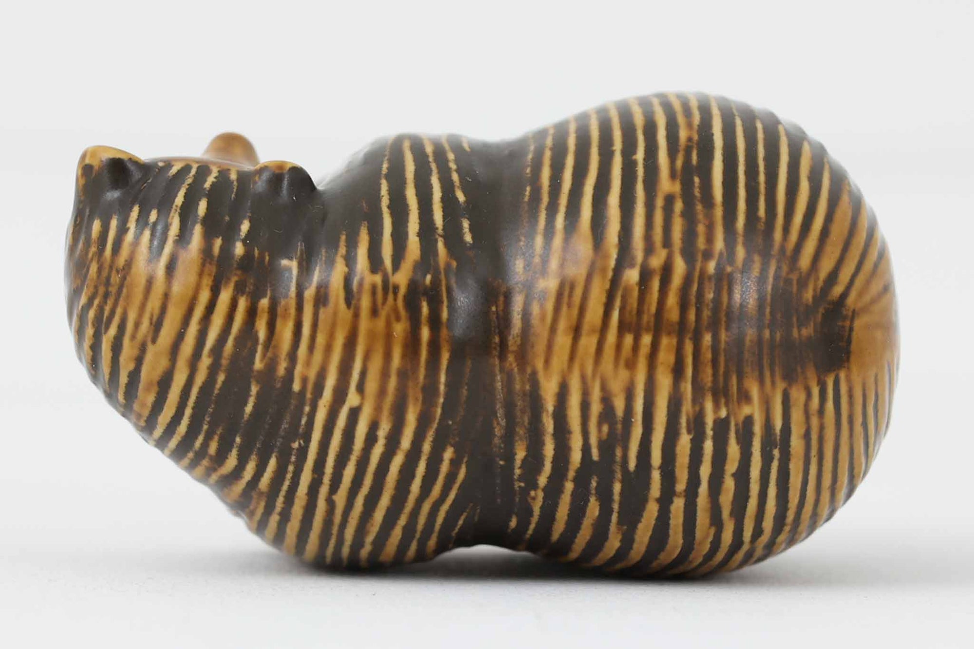 Lisa Larson、SKANSENシリーズのクマです。SKANSENはストックホルムの動物園で、このクマのほかに北欧に縁のあるさまざまな動物がモチーフにされています。1978年から製造されたお品となります。