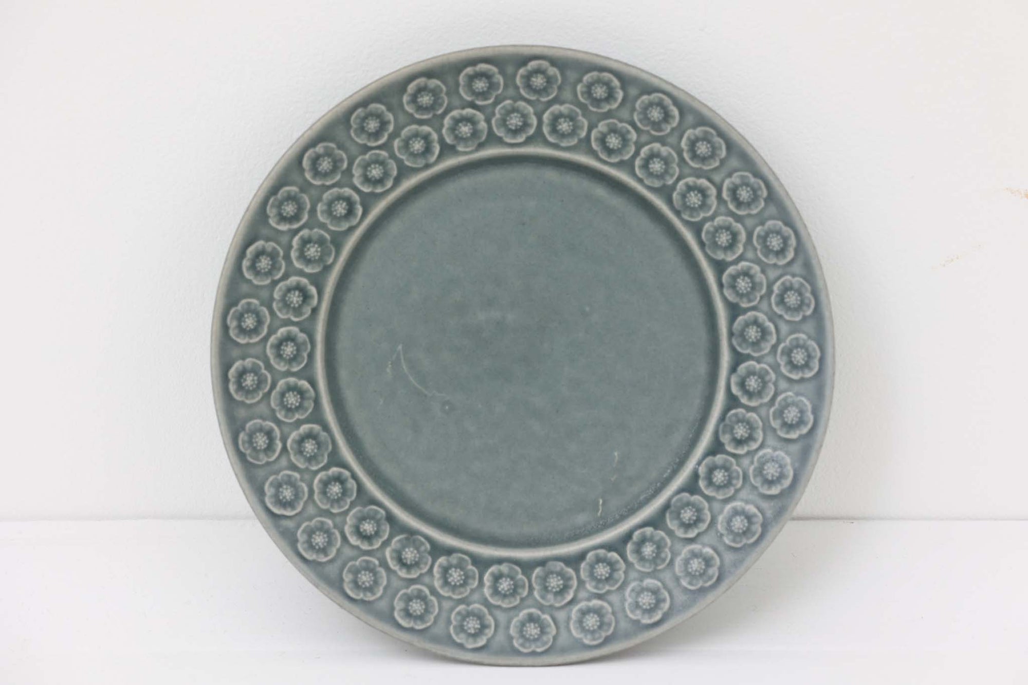 Kronjydenアズール、ブルーカラーのプレートです。1957年にKronjydenから制作が始まったシリーズは、その後Nissen、Bing&amp;Grondahlと引き継がれ長く愛されたシリーズとなりました。デンマークではスウェーデンやフィンランドの陶器メーカーと並んで今でも非常に人気のある商品となります。