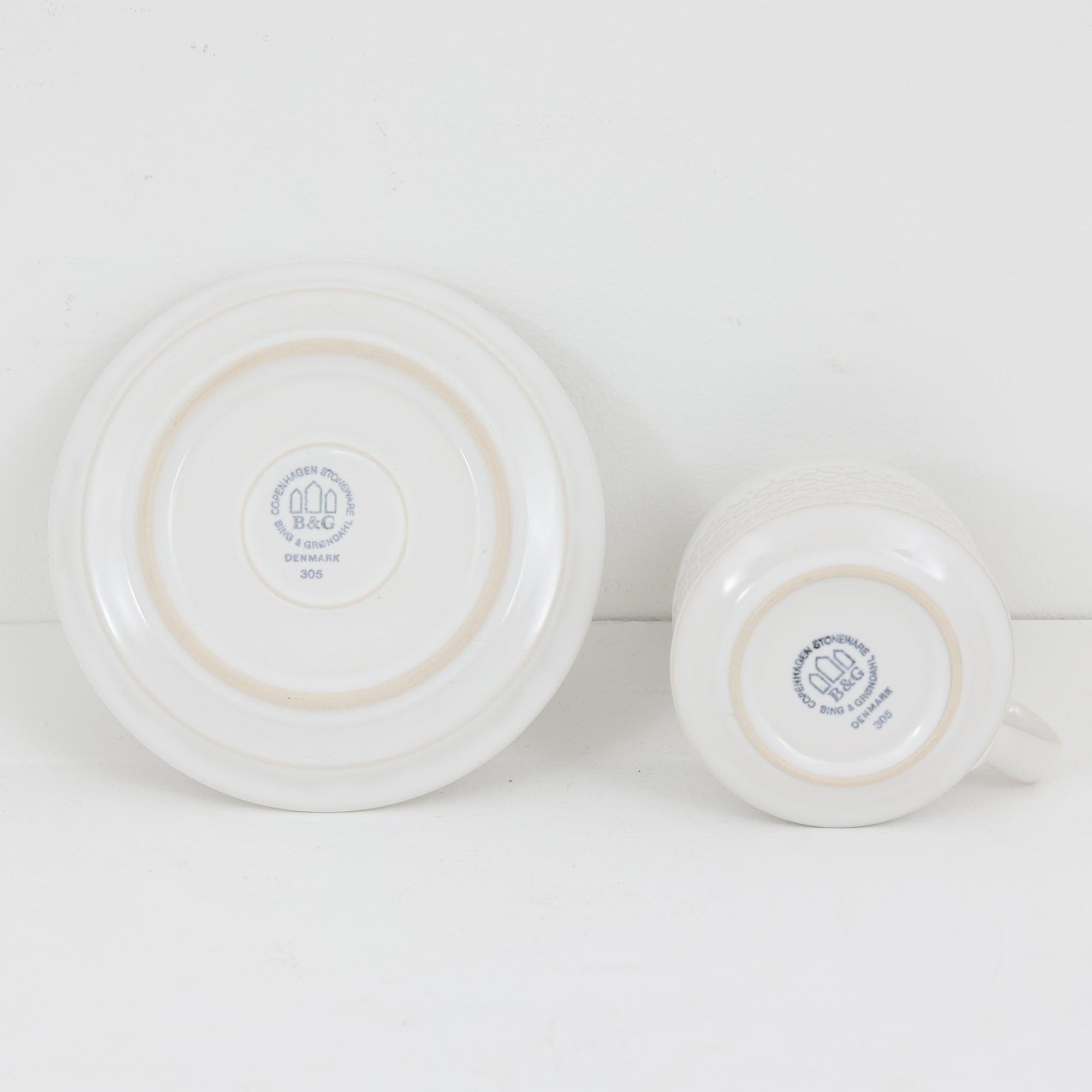 デンマークを代表するデザイナー、イェンス・H・クイストゴーによる「Cordial（コーディアル）」シリーズのヴィンテージカップ&amp;ソーサーです。1960年代にKronjydenから制作が始まったシリーズは、その後Nissen、Bing&amp;Grondahlと引き継がれ長く愛されたシリーズとなりました。ストーンウェアにハートを連想させる繊細な型押し模様が施されており、デンマークではスウェーデンやフィンランドの陶器メーカーと並んで今でも非常に人気のある商品となります。