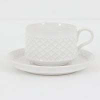 デンマークを代表するデザイナー、イェンス・H・クイストゴーによる「Cordial（コーディアル）」シリーズのヴィンテージカップ&ソーサーです。1960年代にKronjydenから制作が始まったシリーズは、その後Nissen、Bing&Grondahlと引き継がれ長く愛されたシリーズとなりました。ストーンウェアにハートを連想させる繊細な型押し模様が施されており、デンマークではスウェーデンやフィンランドの陶器メーカーと並んで今でも非常に人気のある商品となります。