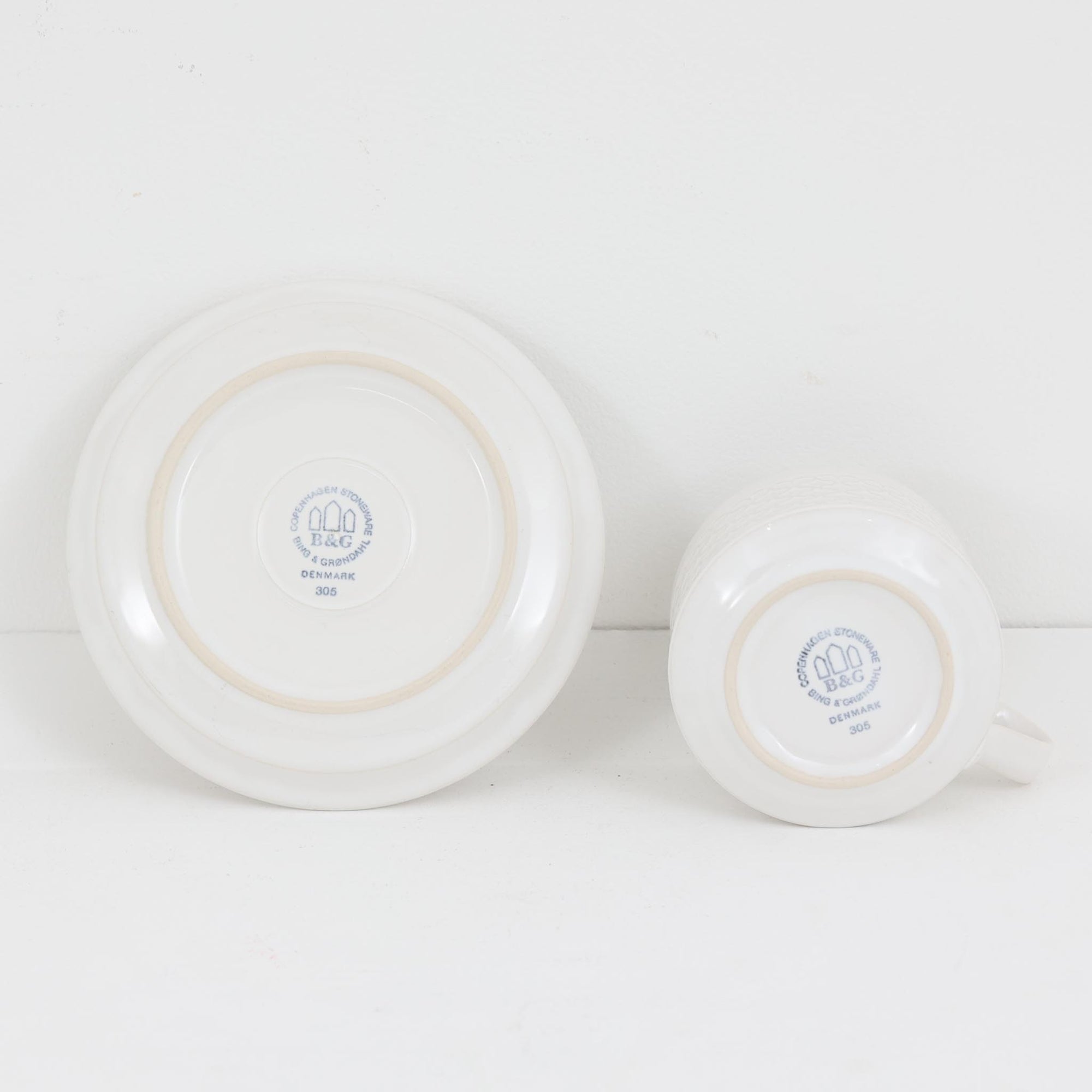 デンマークを代表するデザイナー、イェンス・H・クイストゴーによる「Cordial（コーディアル）」シリーズのヴィンテージカップ&amp;ソーサーです。1960年代にKronjydenから制作が始まったシリーズは、その後Nissen、Bing&amp;Grondahlと引き継がれ長く愛されたシリーズとなりました。ストーンウェアにハートを連想させる繊細な型押し模様が施されており、デンマークではスウェーデンやフィンランドの陶器メーカーと並んで今でも非常に人気のある商品となります。