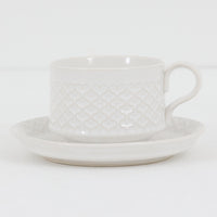 デンマークを代表するデザイナー、イェンス・H・クイストゴーによる「Cordial（コーディアル）」シリーズのヴィンテージカップ&ソーサーです。1960年代にKronjydenから制作が始まったシリーズは、その後Nissen、Bing&Grondahlと引き継がれ長く愛されたシリーズとなりました。ストーンウェアにハートを連想させる繊細な型押し模様が施されており、デンマークではスウェーデンやフィンランドの陶器メーカーと並んで今でも非常に人気のある商品となります。