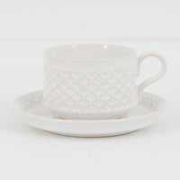 デンマークを代表するデザイナー、イェンス・H・クイストゴーによる「Cordial（コーディアル）」シリーズのヴィンテージカップ&ソーサーです。1960年代にKronjydenから制作が始まったシリーズは、その後Nissen、Bing&Grondahlと引き継がれ長く愛されたシリーズとなりました。ストーンウェアにハートを連想させる繊細な型押し模様が施されており、デンマークではスウェーデンやフィンランドの陶器メーカーと並んで今でも非常に人気のある商品となります。