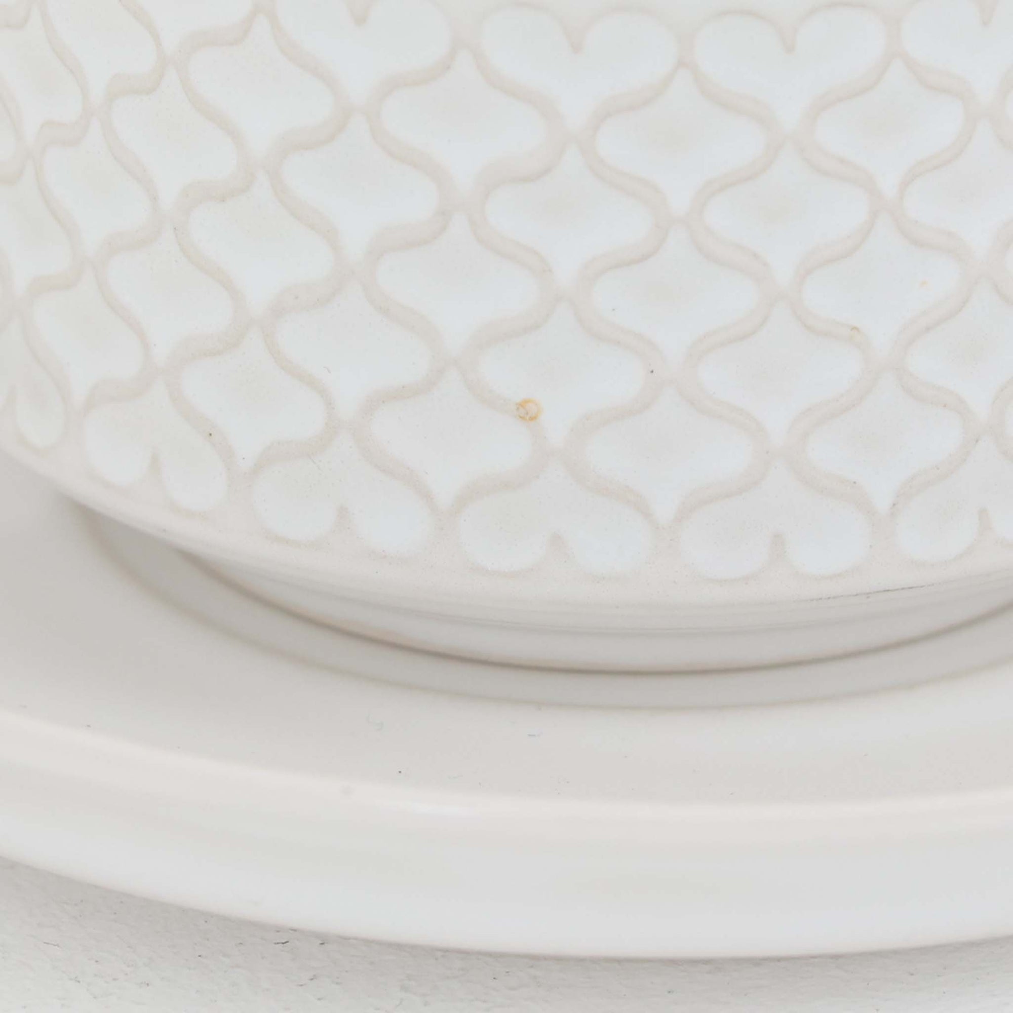 デンマークを代表するデザイナー、イェンス・H・クイストゴーによる「Cordial（コーディアル）」シリーズのヴィンテージカップ&amp;ソーサーです。1960年代にKronjydenから制作が始まったシリーズは、その後Nissen、Bing&amp;Grondahlと引き継がれ長く愛されたシリーズとなりました。ストーンウェアにハートを連想させる繊細な型押し模様が施されており、デンマークではスウェーデンやフィンランドの陶器メーカーと並んで今でも非常に人気のある商品となります。