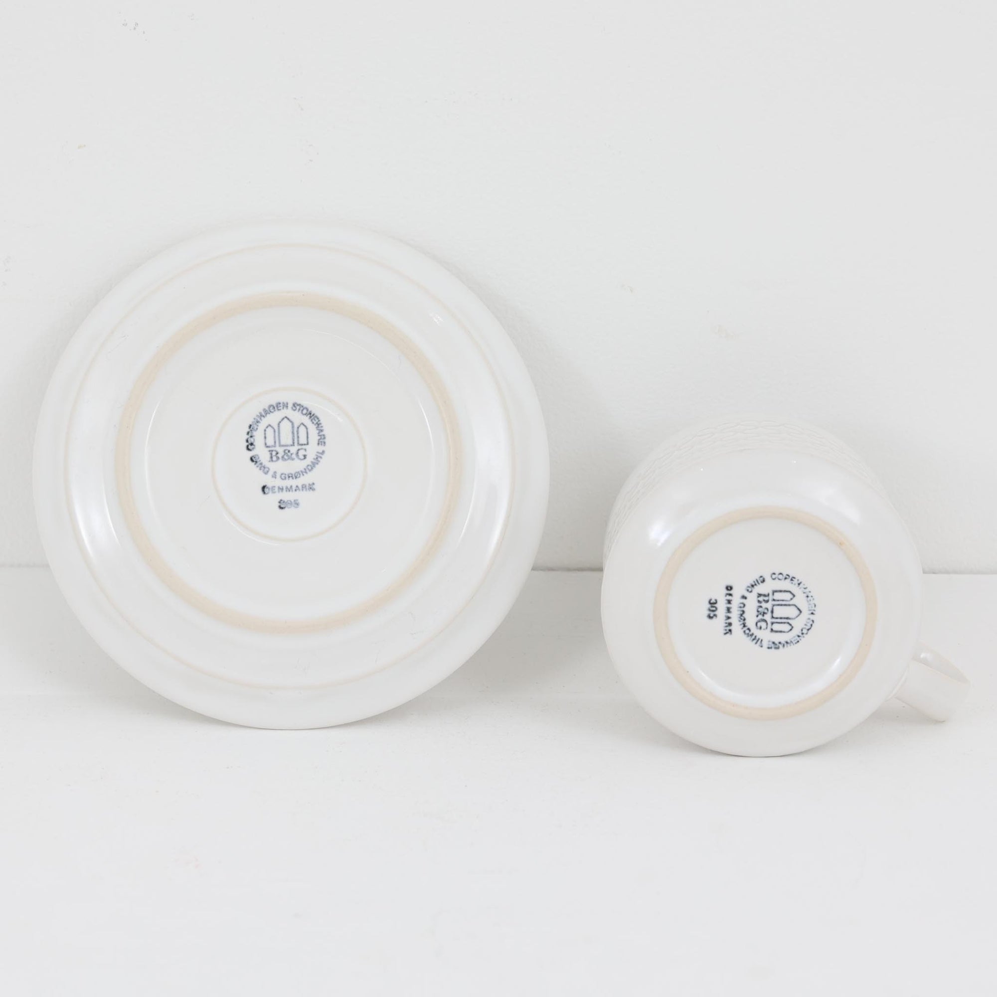 デンマークを代表するデザイナー、イェンス・H・クイストゴーによる「Cordial（コーディアル）」シリーズのヴィンテージカップ&amp;ソーサーです。1960年代にKronjydenから制作が始まったシリーズは、その後Nissen、Bing&amp;Grondahlと引き継がれ長く愛されたシリーズとなりました。ストーンウェアにハートを連想させる繊細な型押し模様が施されており、デンマークではスウェーデンやフィンランドの陶器メーカーと並んで今でも非常に人気のある商品となります。