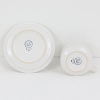 デンマークを代表するデザイナー、イェンス・H・クイストゴーによる「Cordial（コーディアル）」シリーズのヴィンテージカップ&ソーサーです。1960年代にKronjydenから制作が始まったシリーズは、その後Nissen、Bing&Grondahlと引き継がれ長く愛されたシリーズとなりました。ストーンウェアにハートを連想させる繊細な型押し模様が施されており、デンマークではスウェーデンやフィンランドの陶器メーカーと並んで今でも非常に人気のある商品となります。