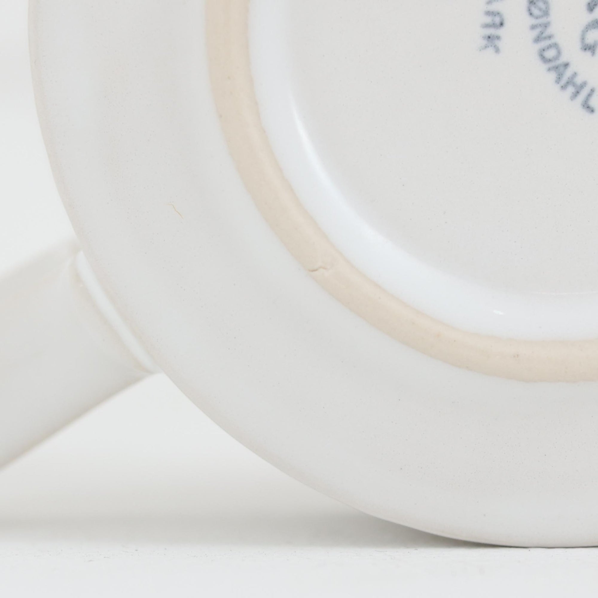 デンマークを代表するデザイナー、イェンス・H・クイストゴーによる「Cordial（コーディアル）」シリーズのヴィンテージカップ&amp;ソーサーです。1960年代にKronjydenから制作が始まったシリーズは、その後Nissen、Bing&amp;Grondahlと引き継がれ長く愛されたシリーズとなりました。ストーンウェアにハートを連想させる繊細な型押し模様が施されており、デンマークではスウェーデンやフィンランドの陶器メーカーと並んで今でも非常に人気のある商品となります。