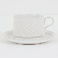 デンマークを代表するデザイナー、イェンス・H・クイストゴーによる「Cordial（コーディアル）」シリーズのヴィンテージカップ&ソーサーです。1960年代にKronjydenから制作が始まったシリーズは、その後Nissen、Bing&Grondahlと引き継がれ長く愛されたシリーズとなりました。ストーンウェアにハートを連想させる繊細な型押し模様が施されており、デンマークではスウェーデンやフィンランドの陶器メーカーと並んで今でも非常に人気のある商品となります。