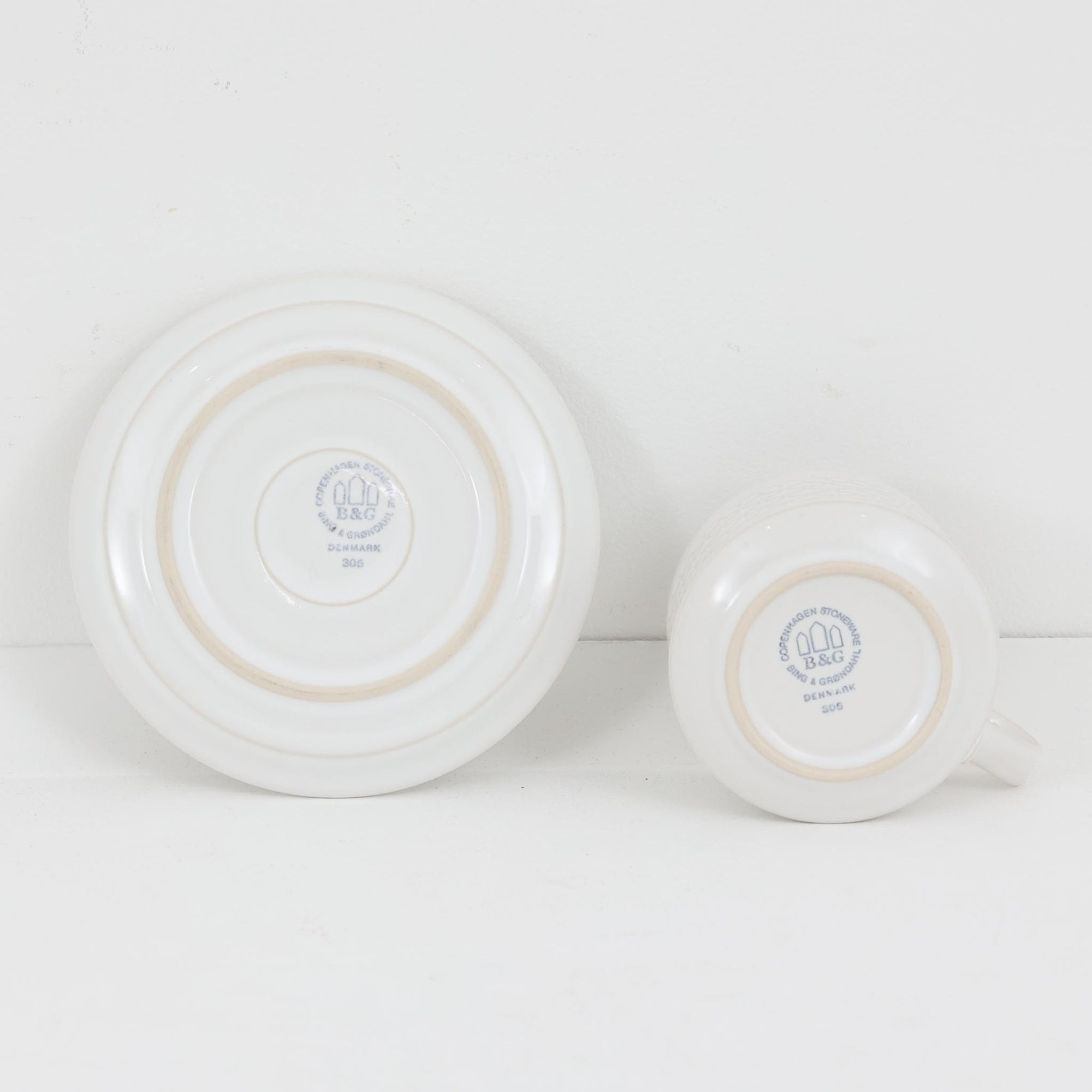 デンマークを代表するデザイナー、イェンス・H・クイストゴーによる「Cordial（コーディアル）」シリーズのヴィンテージカップ&amp;ソーサーです。1960年代にKronjydenから制作が始まったシリーズは、その後Nissen、Bing&amp;Grondahlと引き継がれ長く愛されたシリーズとなりました。ストーンウェアにハートを連想させる繊細な型押し模様が施されており、デンマークではスウェーデンやフィンランドの陶器メーカーと並んで今でも非常に人気のある商品となります。