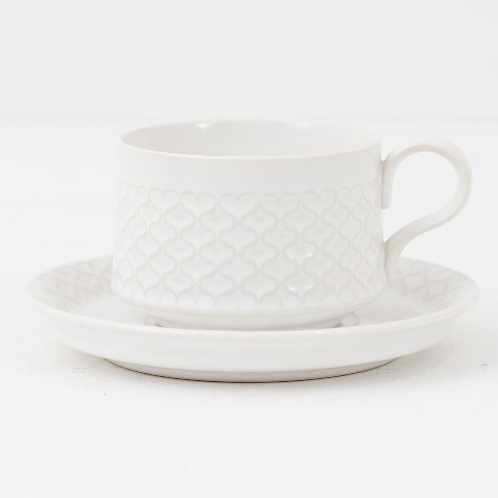 デンマークを代表するデザイナー、イェンス・H・クイストゴーによる「Cordial（コーディアル）」シリーズのヴィンテージカップ&ソーサーです。1960年代にKronjydenから制作が始まったシリーズは、その後Nissen、Bing&Grondahlと引き継がれ長く愛されたシリーズとなりました。ストーンウェアにハートを連想させる繊細な型押し模様が施されており、デンマークではスウェーデンやフィンランドの陶器メーカーと並んで今でも非常に人気のある商品となります。