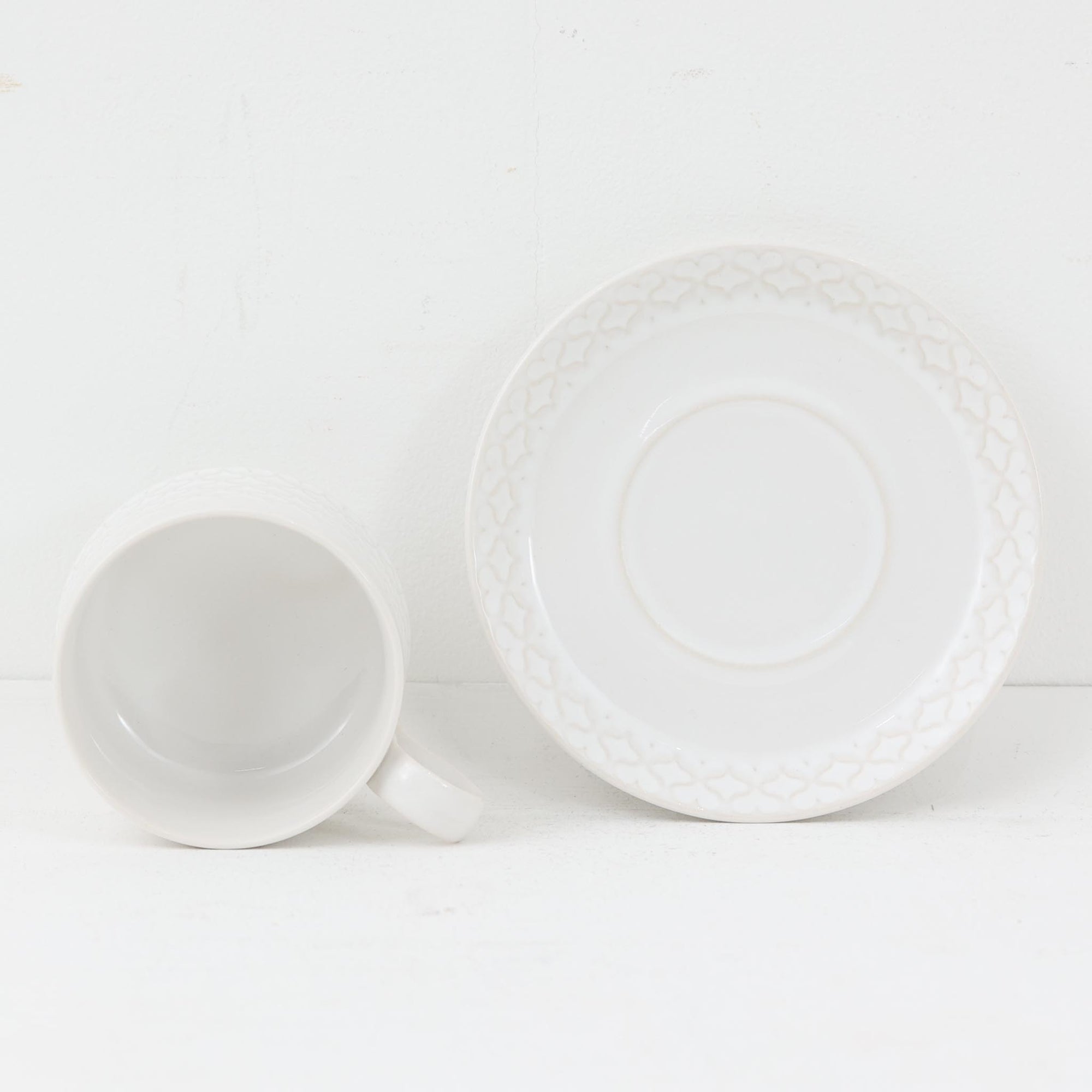 デンマークを代表するデザイナー、イェンス・H・クイストゴーによる「Cordial（コーディアル）」シリーズのヴィンテージカップ&ソーサーです。1960年代にKronjydenから制作が始まったシリーズは、その後Nissen、Bing&Grondahlと引き継がれ長く愛されたシリーズとなりました。ストーンウェアにハートを連想させる繊細な型押し模様が施されており、デンマークではスウェーデンやフィンランドの陶器メーカーと並んで今でも非常に人気のある商品となります。