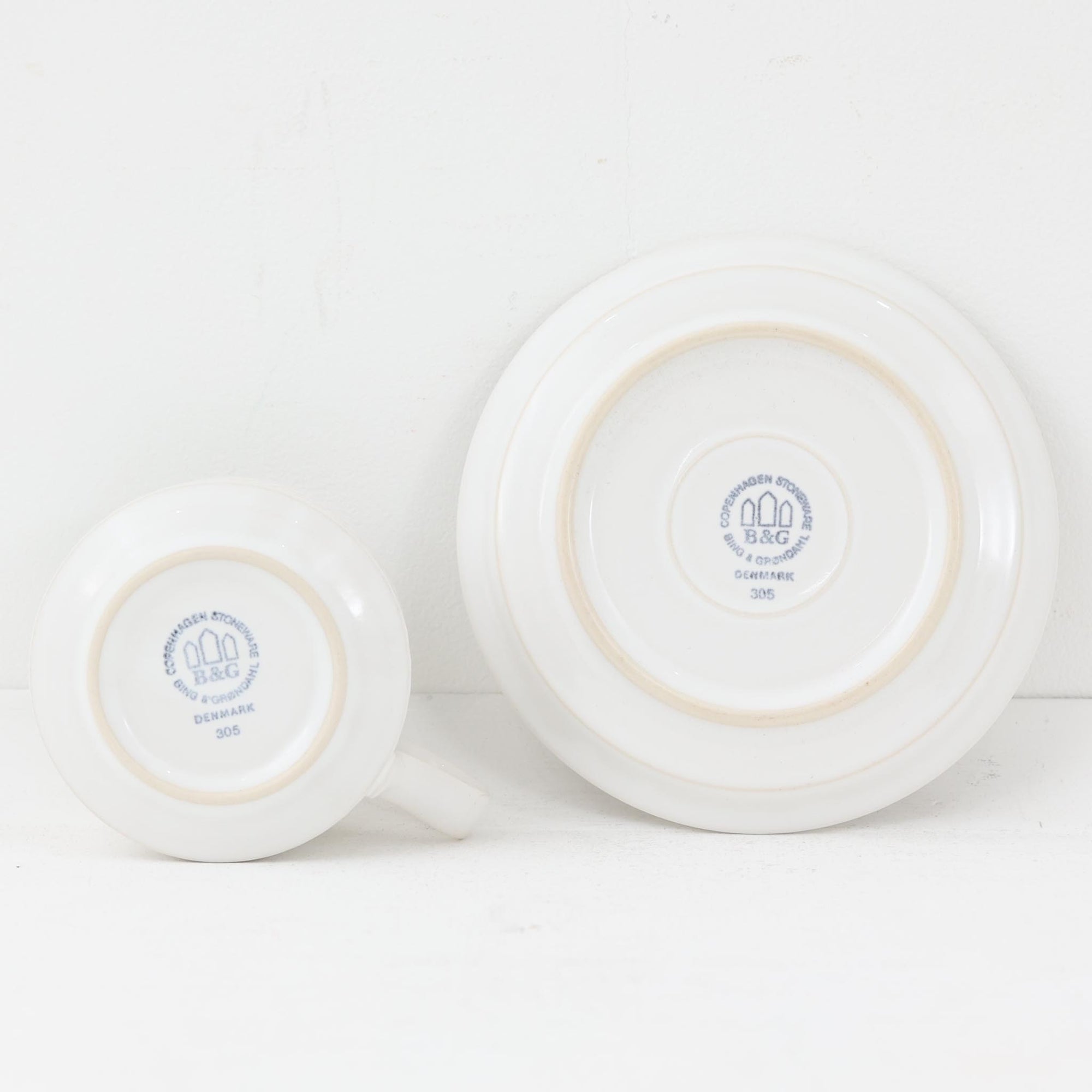 デンマークを代表するデザイナー、イェンス・H・クイストゴーによる「Cordial（コーディアル）」シリーズのヴィンテージカップ&amp;ソーサーです。1960年代にKronjydenから制作が始まったシリーズは、その後Nissen、Bing&amp;Grondahlと引き継がれ長く愛されたシリーズとなりました。ストーンウェアにハートを連想させる繊細な型押し模様が施されており、デンマークではスウェーデンやフィンランドの陶器メーカーと並んで今でも非常に人気のある商品となります。