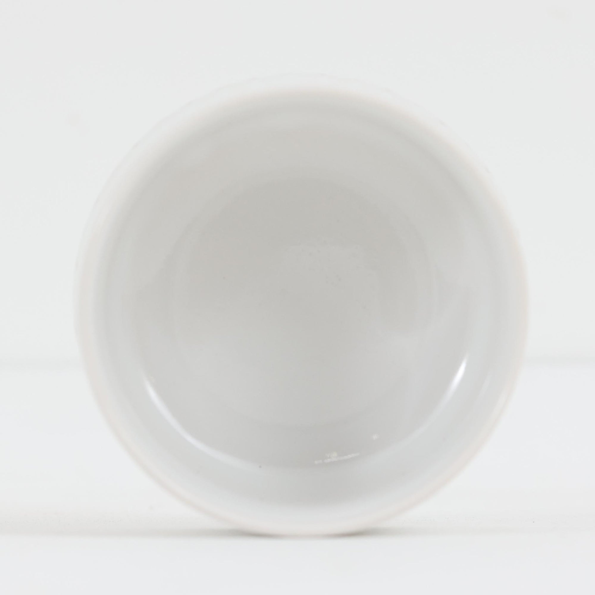 デンマークを代表するデザイナー、イェンス・H・クイストゴーによる「Cordial（コーディアル）」シリーズのヴィンテージシュガーポットです。1960年代にKronjydenから制作が始まったシリーズは、その後Nissen、Bing&amp;Grondahlと引き継がれ長く愛されたシリーズとなりました。ストーンウェアにハートを連想させる繊細な型押し模様が施されており、デンマークではスウェーデンやフィンランドの陶器メーカーと並んで今でも非常に人気のある商品となります。