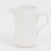 デンマークを代表するデザイナー、イェンス・H・クイストゴーによる「Cordial（コーディアル）」シリーズのヴィンテージクリーマーです。1960年代にKronjydenから制作が始まったシリーズは、その後Nissen、Bing&Grondahlと引き継がれ長く愛されたシリーズとなりました。ストーンウェアにハートを連想させる繊細な型押し模様が施されており、デンマークではスウェーデンやフィンランドの陶器メーカーと並んで今でも非常に人気のある商品となります。