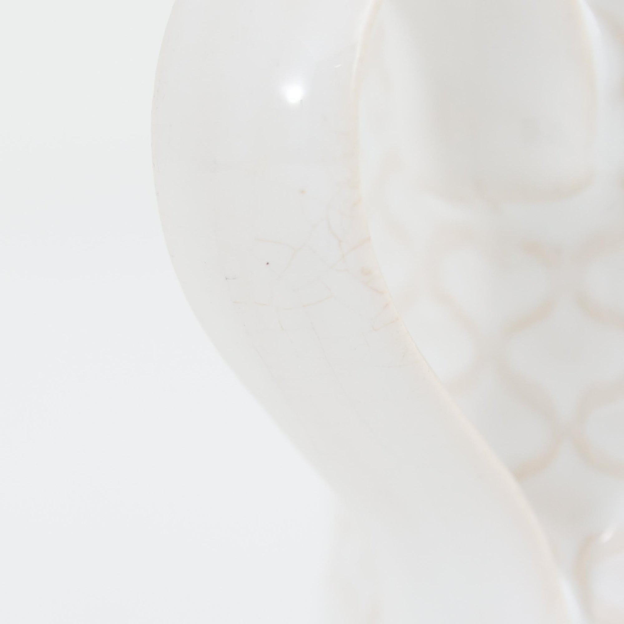 デンマークを代表するデザイナー、イェンス・H・クイストゴーによる「Cordial（コーディアル）」シリーズのヴィンテージクリーマーです。1960年代にKronjydenから制作が始まったシリーズは、その後Nissen、Bing&amp;Grondahlと引き継がれ長く愛されたシリーズとなりました。ストーンウェアにハートを連想させる繊細な型押し模様が施されており、デンマークではスウェーデンやフィンランドの陶器メーカーと並んで今でも非常に人気のある商品となります。