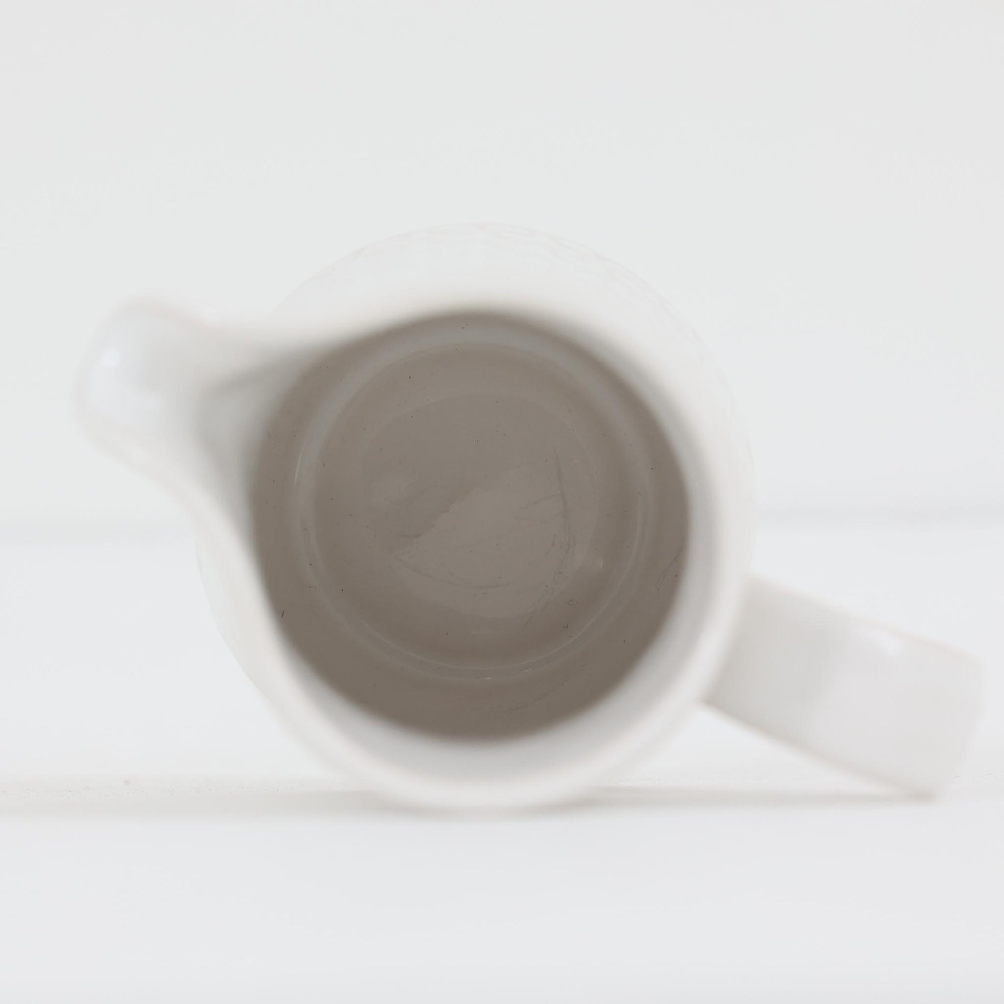 デンマークを代表するデザイナー、イェンス・H・クイストゴーによる「Cordial（コーディアル）」シリーズのヴィンテージクリーマーです。1960年代にKronjydenから制作が始まったシリーズは、その後Nissen、Bing&amp;Grondahlと引き継がれ長く愛されたシリーズとなりました。ストーンウェアにハートを連想させる繊細な型押し模様が施されており、デンマークではスウェーデンやフィンランドの陶器メーカーと並んで今でも非常に人気のある商品となります。