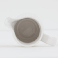 デンマークを代表するデザイナー、イェンス・H・クイストゴーによる「Cordial（コーディアル）」シリーズのヴィンテージクリーマーです。1960年代にKronjydenから制作が始まったシリーズは、その後Nissen、Bing&Grondahlと引き継がれ長く愛されたシリーズとなりました。ストーンウェアにハートを連想させる繊細な型押し模様が施されており、デンマークではスウェーデンやフィンランドの陶器メーカーと並んで今でも非常に人気のある商品となります。