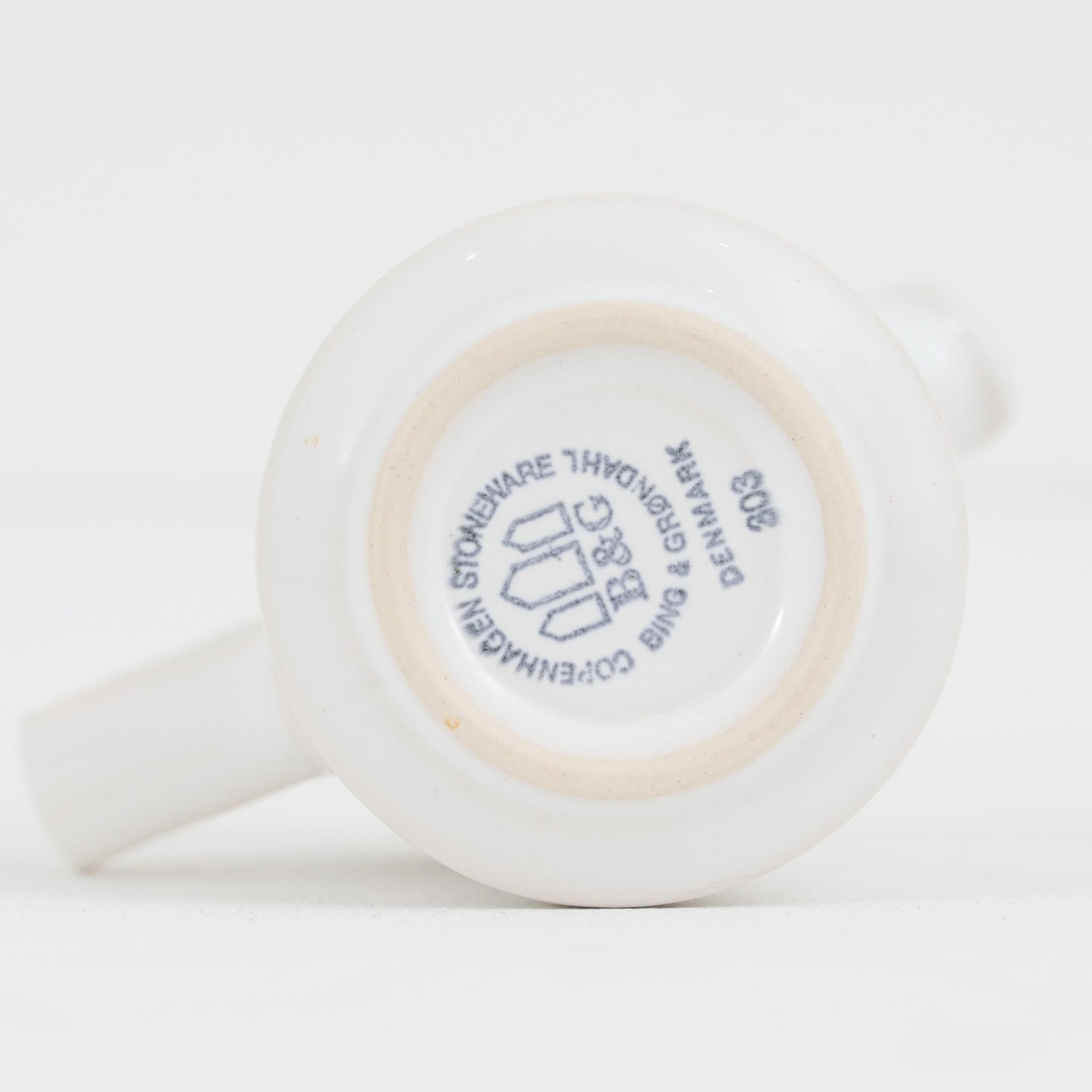 デンマークを代表するデザイナー、イェンス・H・クイストゴーによる「Cordial（コーディアル）」シリーズのヴィンテージクリーマーです。1960年代にKronjydenから制作が始まったシリーズは、その後Nissen、Bing&amp;Grondahlと引き継がれ長く愛されたシリーズとなりました。ストーンウェアにハートを連想させる繊細な型押し模様が施されており、デンマークではスウェーデンやフィンランドの陶器メーカーと並んで今でも非常に人気のある商品となります。